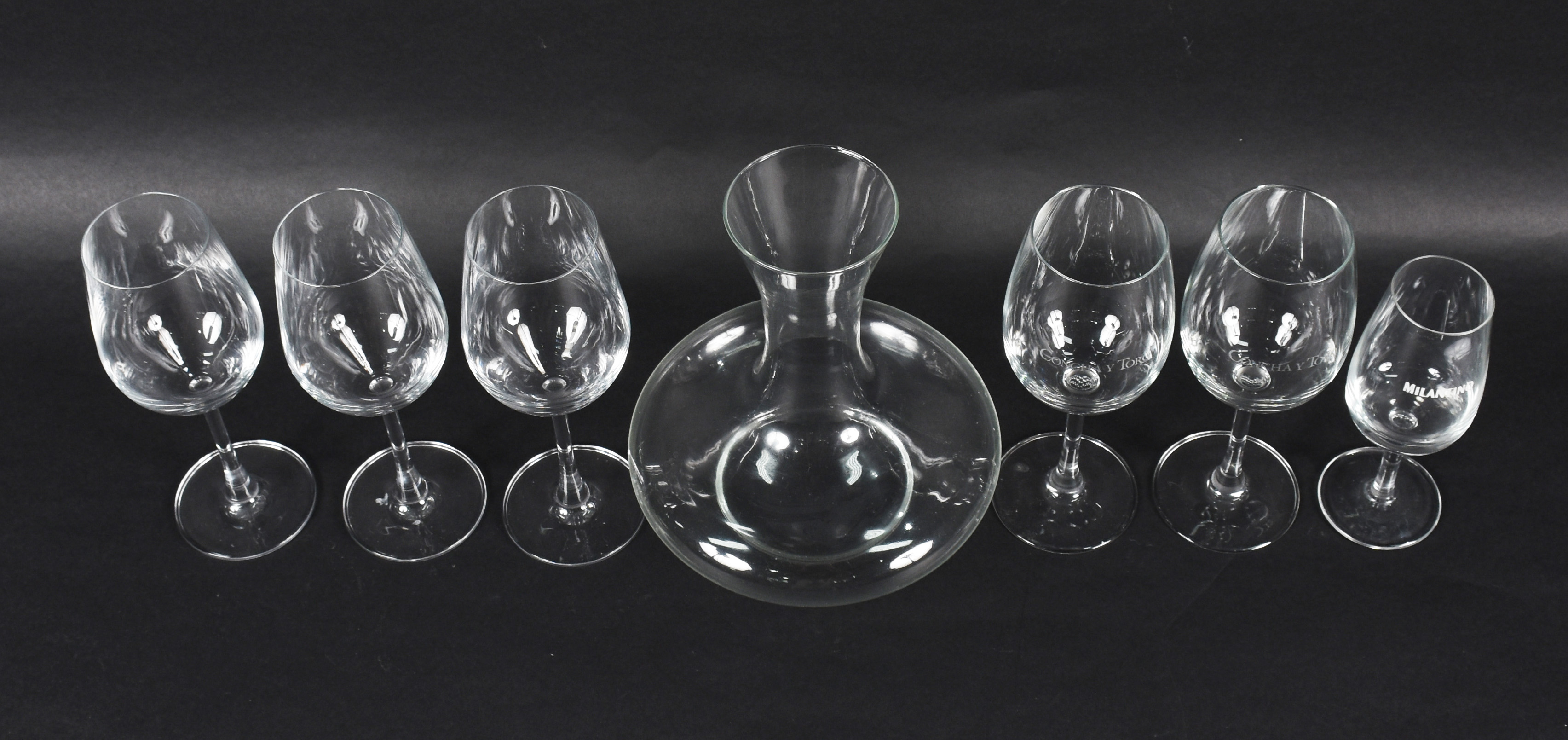 Seis cálices para vinho e decanter. - foto 2 de 4