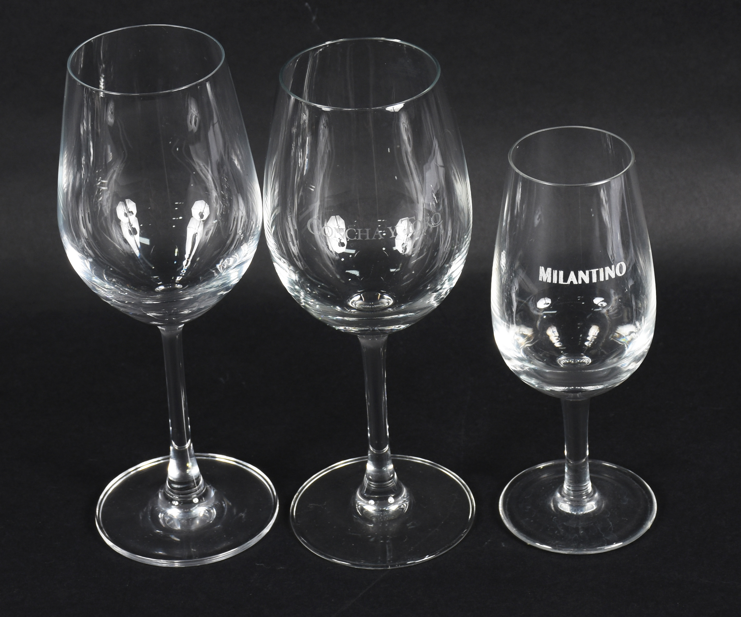 Seis cálices para vinho e decanter. - foto 3 de 4