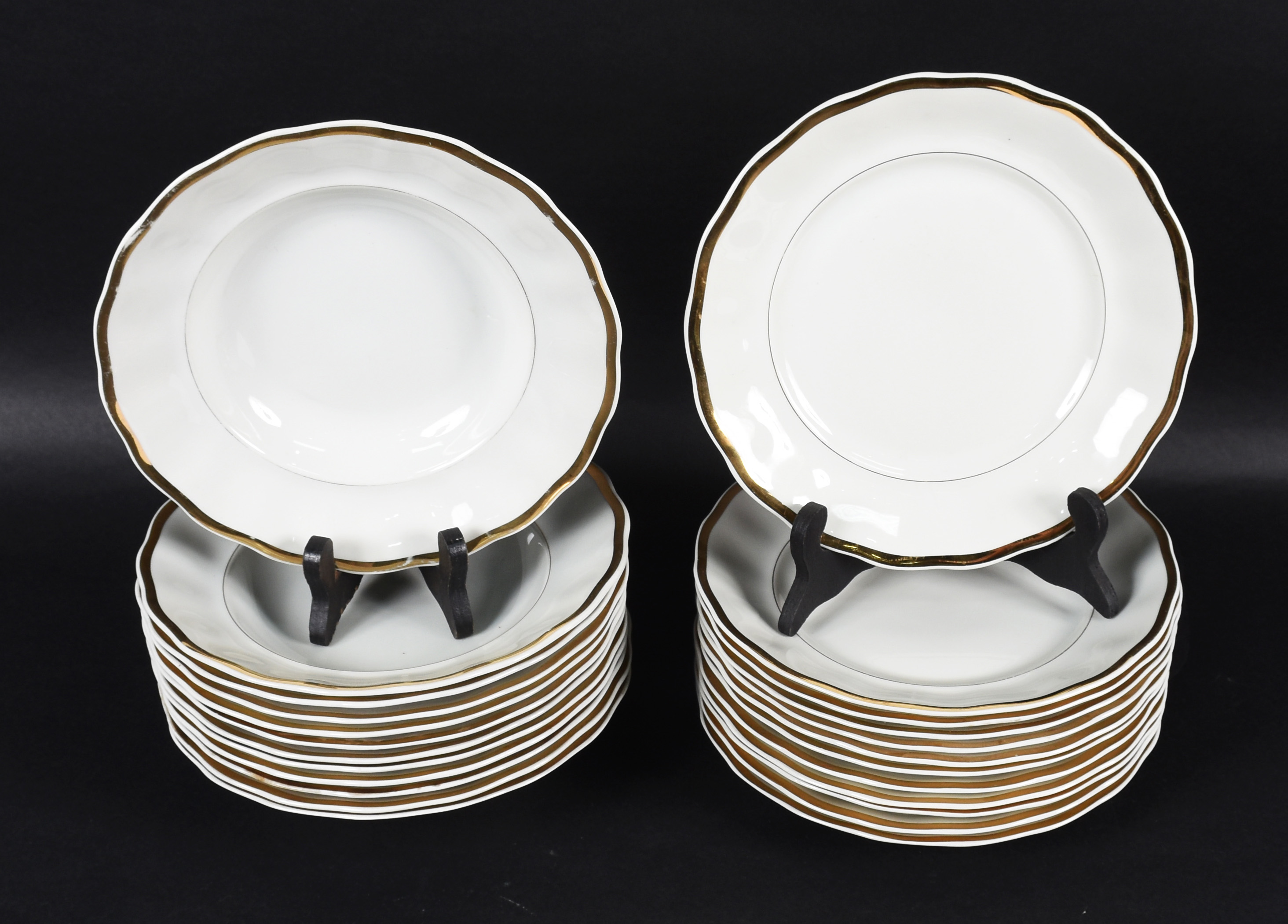 Parte de serviço de jantar de porcelana Polonesa bege com friso... - foto 3 de 3