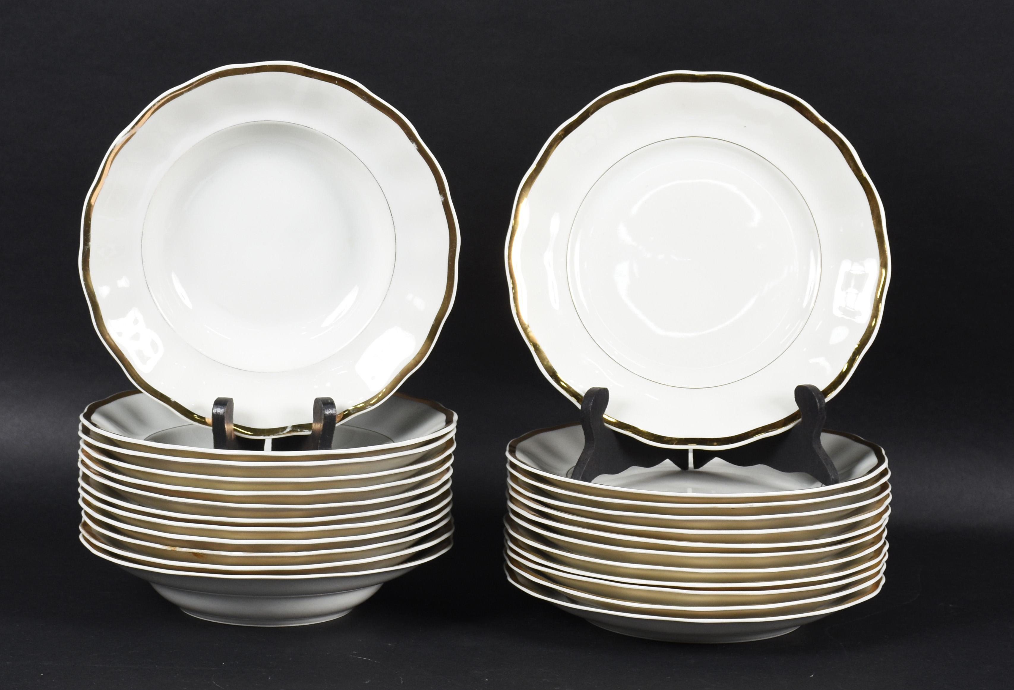 Parte de serviço de jantar de porcelana Polonesa bege com friso... - foto 1 de 3