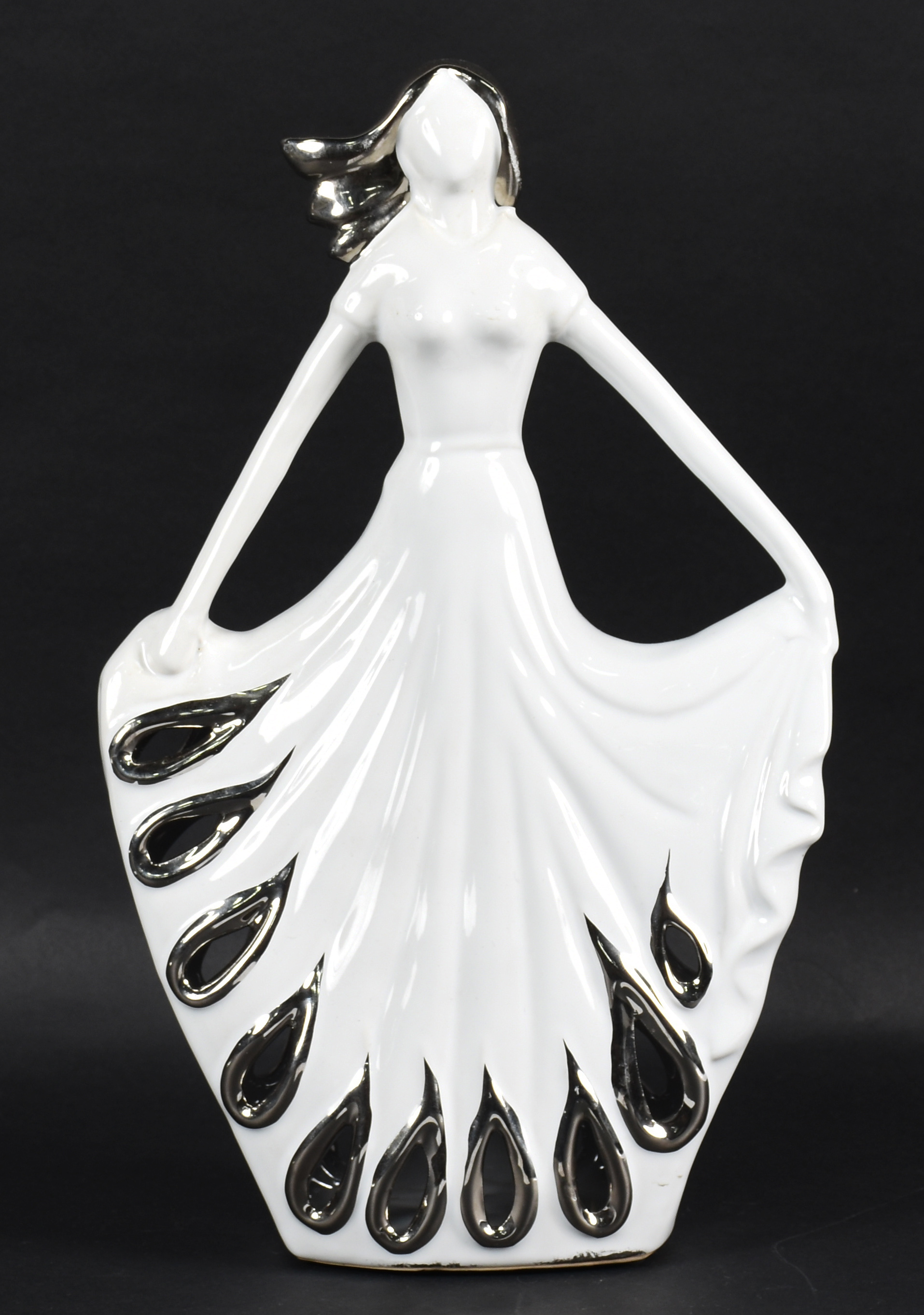 Estatueta de porcelana esmaltada branca com prata representando... - foto 1 de 4