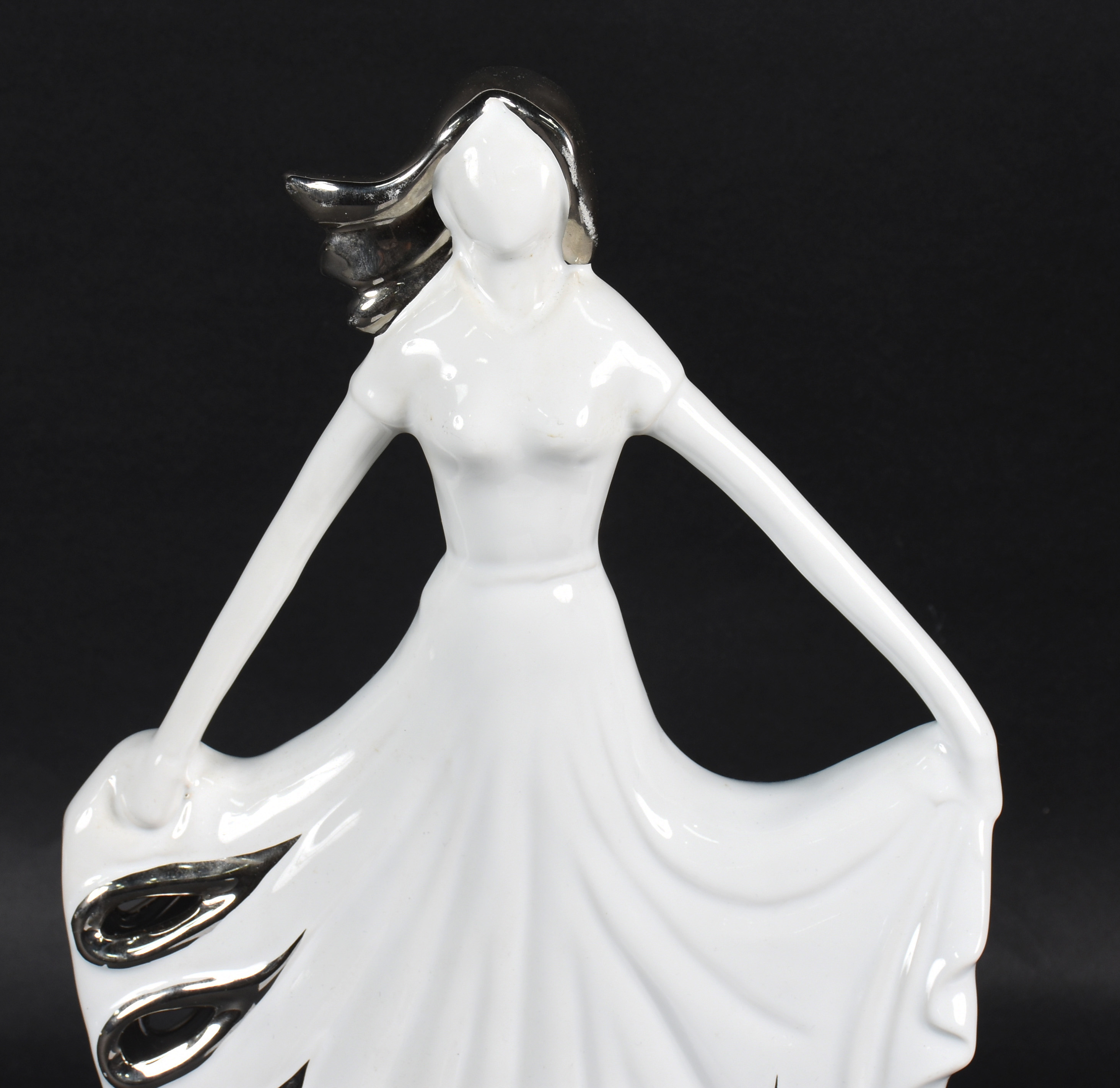 Estatueta de porcelana esmaltada branca com prata representando... - foto 2 de 4