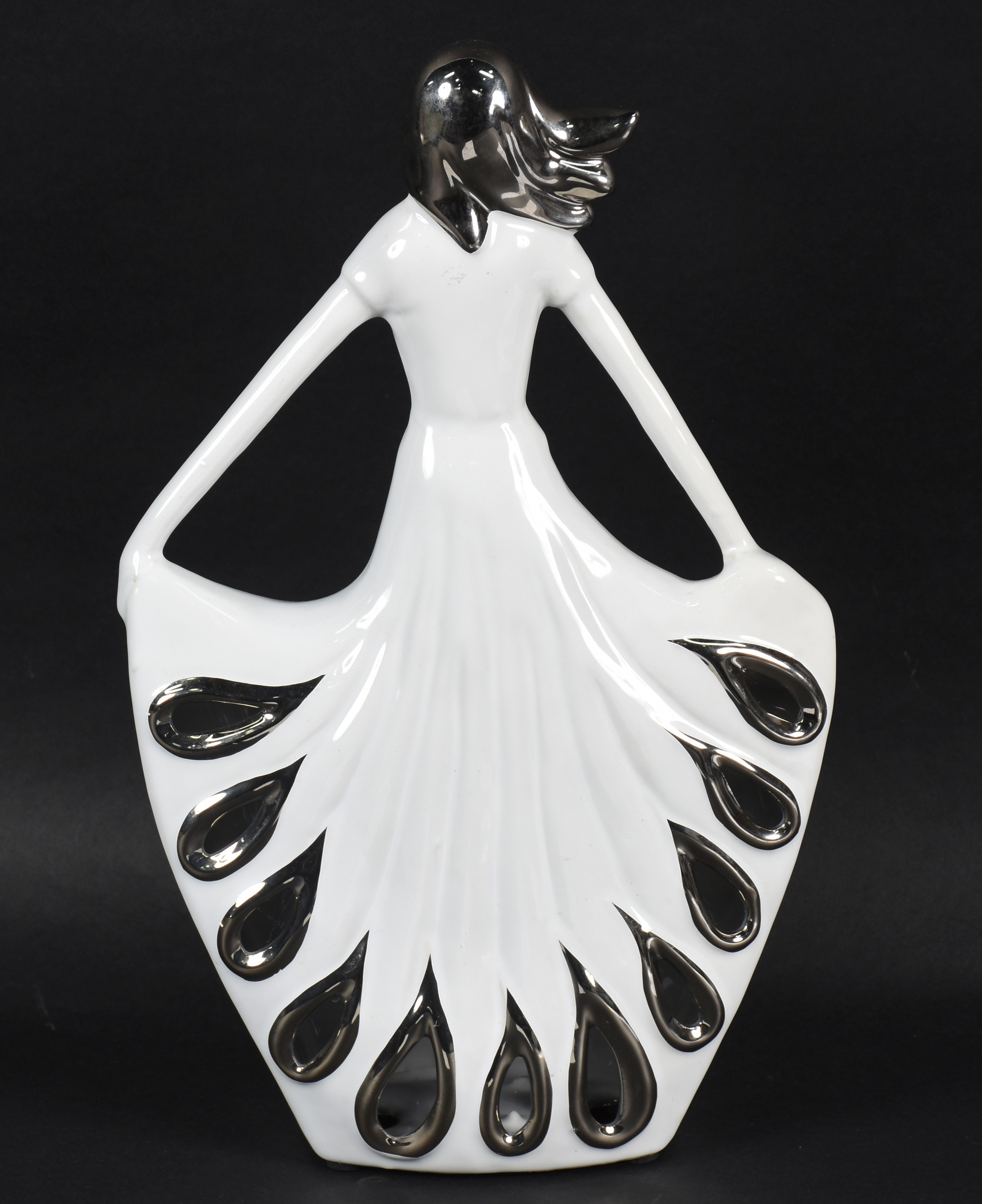 Estatueta de porcelana esmaltada branca com prata representando... - foto 3 de 4
