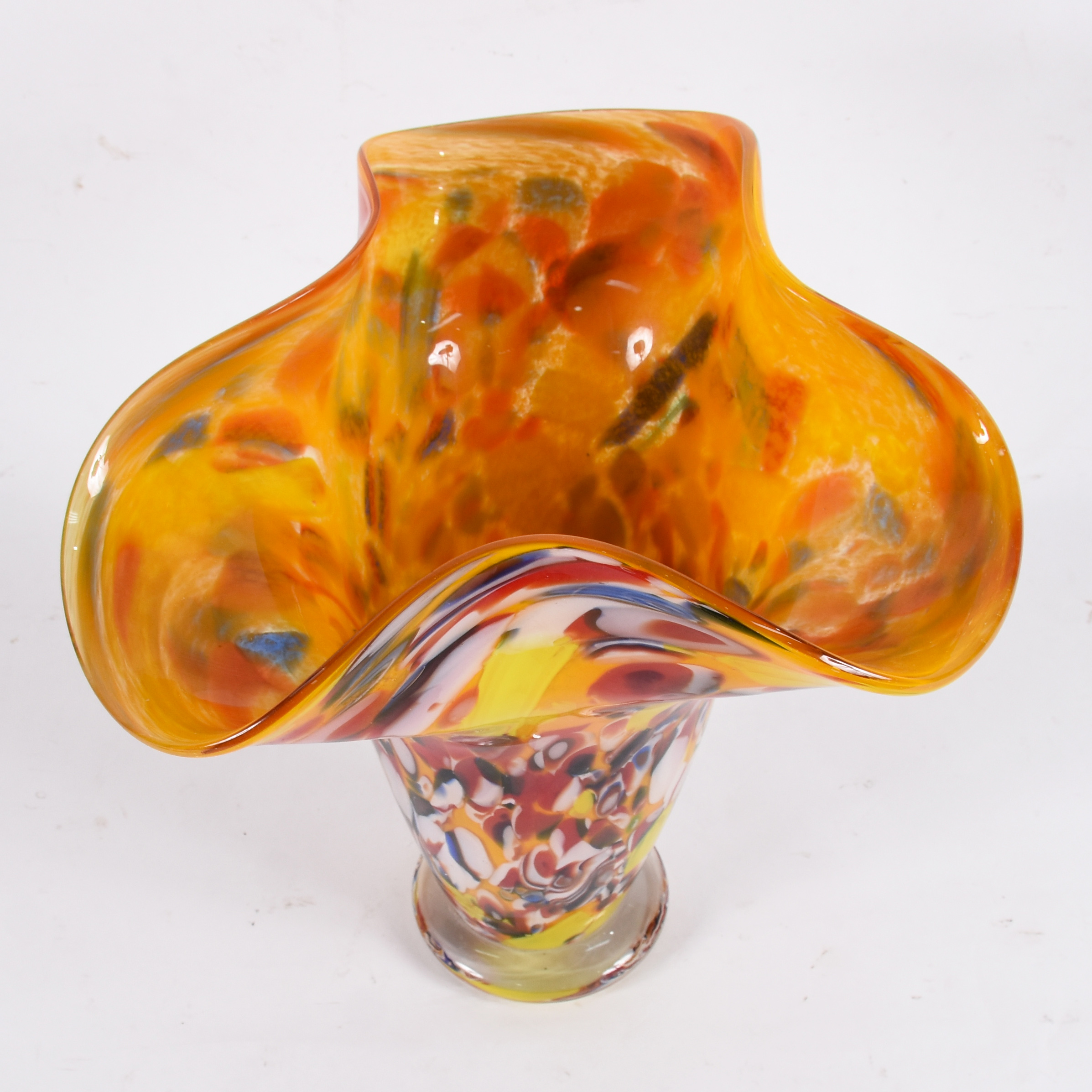Vaso de murano amarelo com borda ondulada . - foto 2 de 3