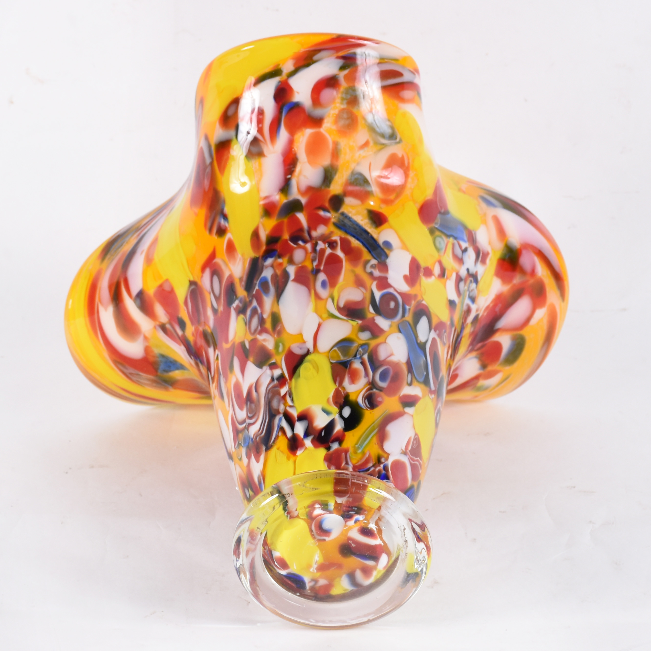 Vaso de murano amarelo com borda ondulada . - foto 3 de 3