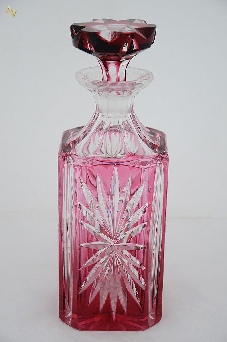 Garrafa de cristal doublé lapidada vermelha. Altura 25 cm.