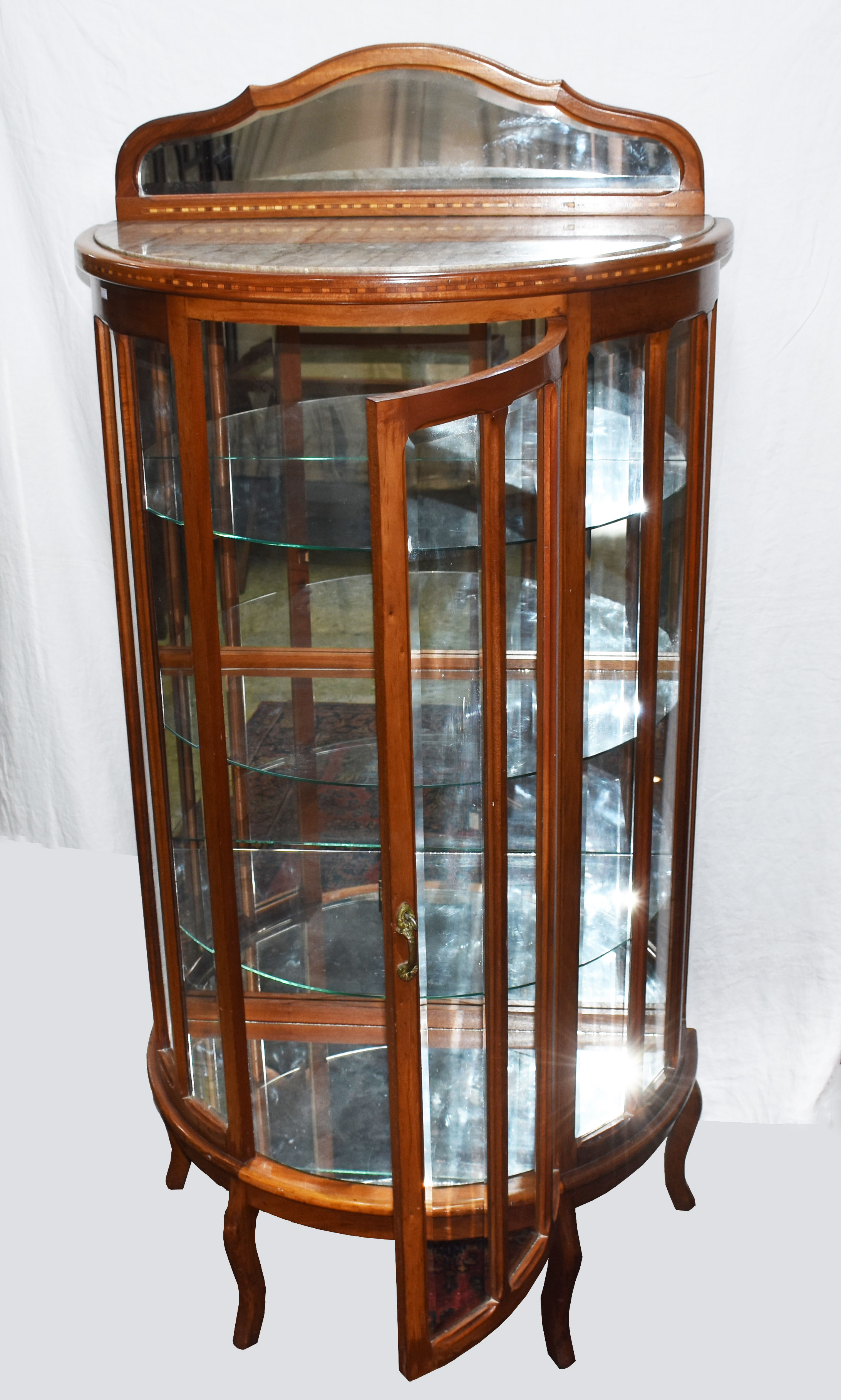 Vitrine de madeira com portas de vidro , prateleiras internas e... - foto 1 de 2