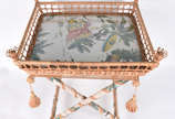 Mesa cavalete com bandeja de vime forrada com t... - Mesa cavalete com bandeja de vime forrada com tecido floral.