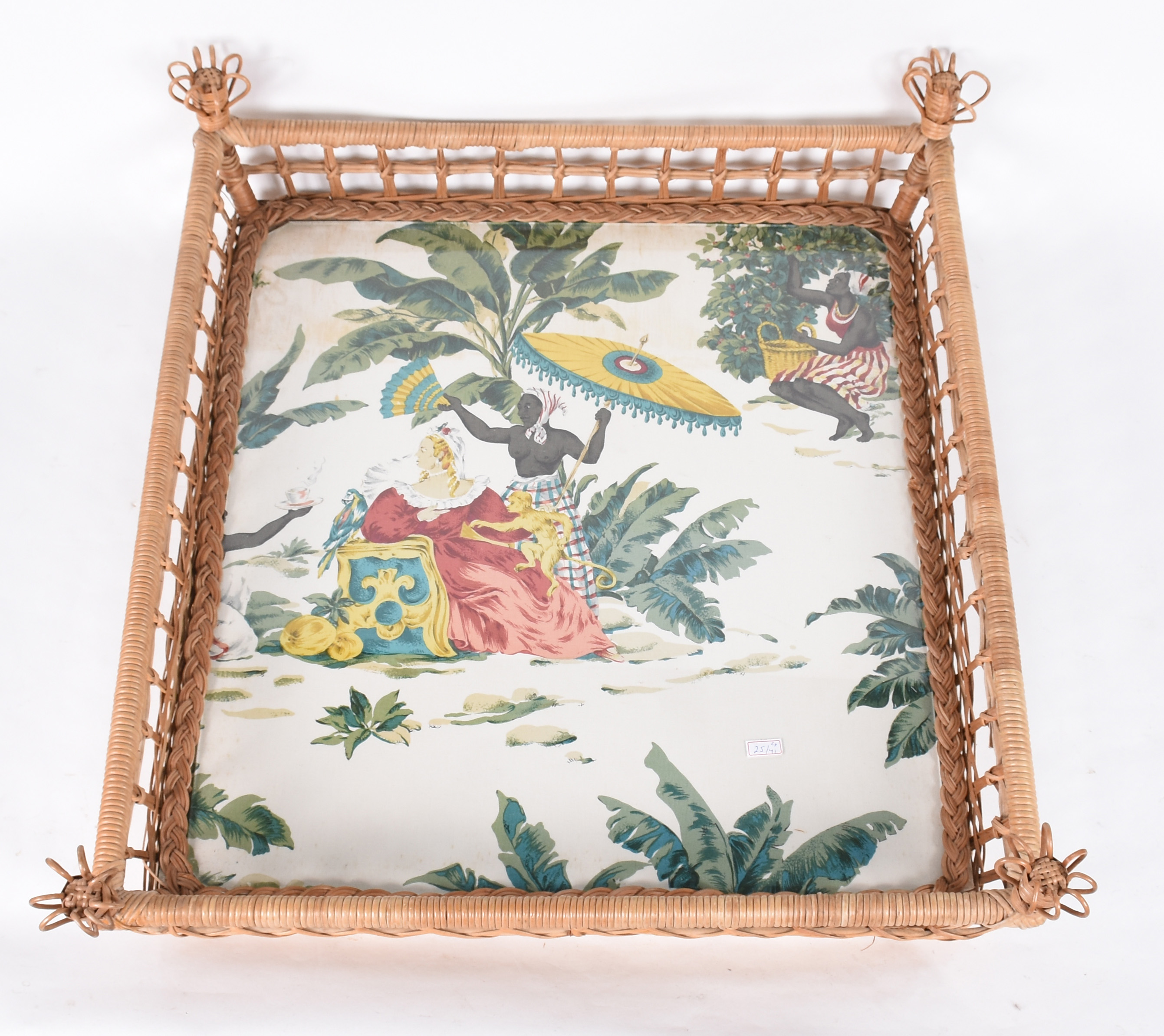 Mesa cavalete com bandeja de vime forrada com tecido floral. - foto 3 de 4