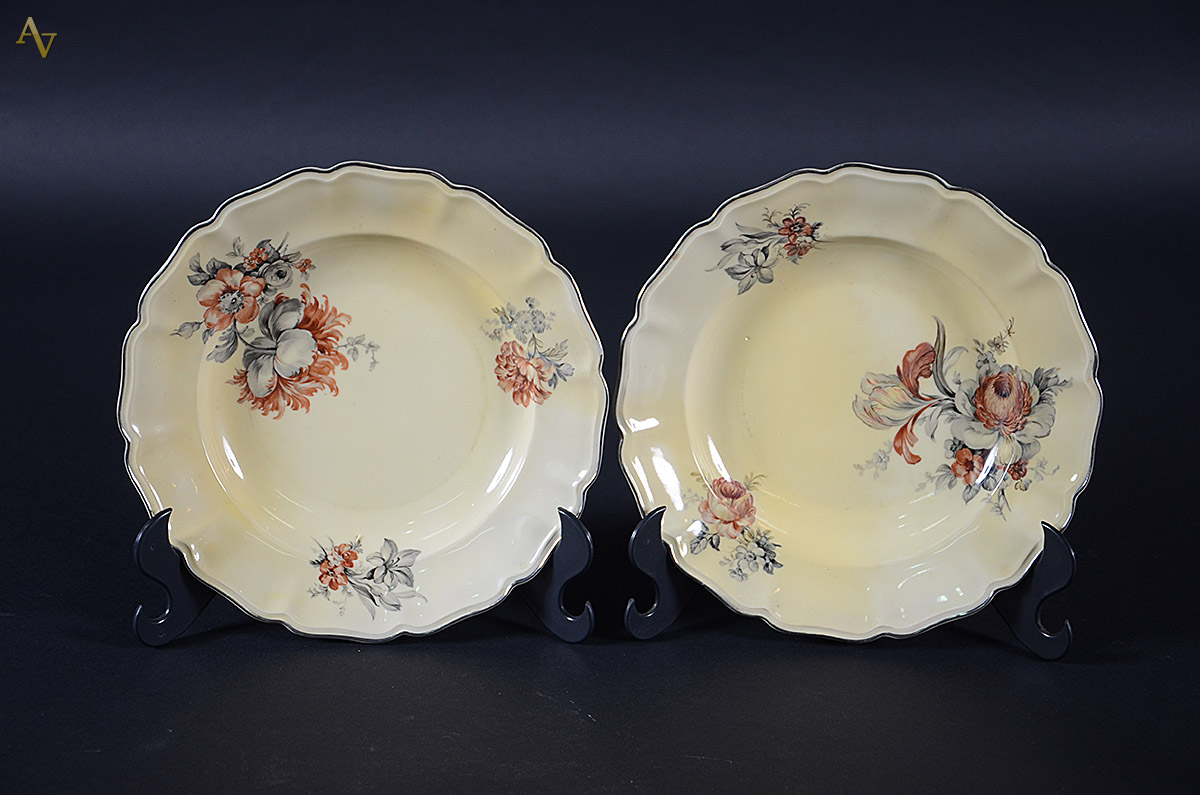 Aparelho de jantar de porcelana alemã Rosenthal, sendo: 24 pratos... - foto 2 de 3