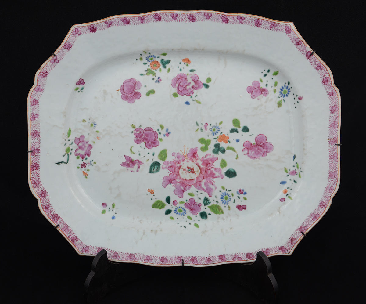 Grande travessa de forma retangular e cantos chanfrados, em porcelana... - foto 1 de 2
