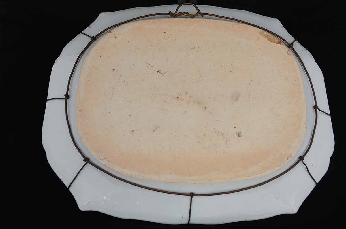 Grande travessa de forma retangular e cantos chanfrados, em porcelana... - foto 2 de 2