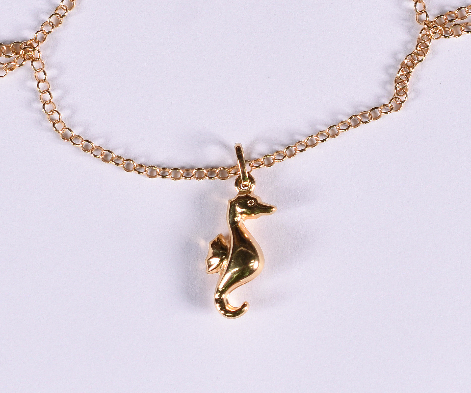Cordão de ouro 18 k com pingente de cavalo marinho. (Por questão de... - foto 1 de 4