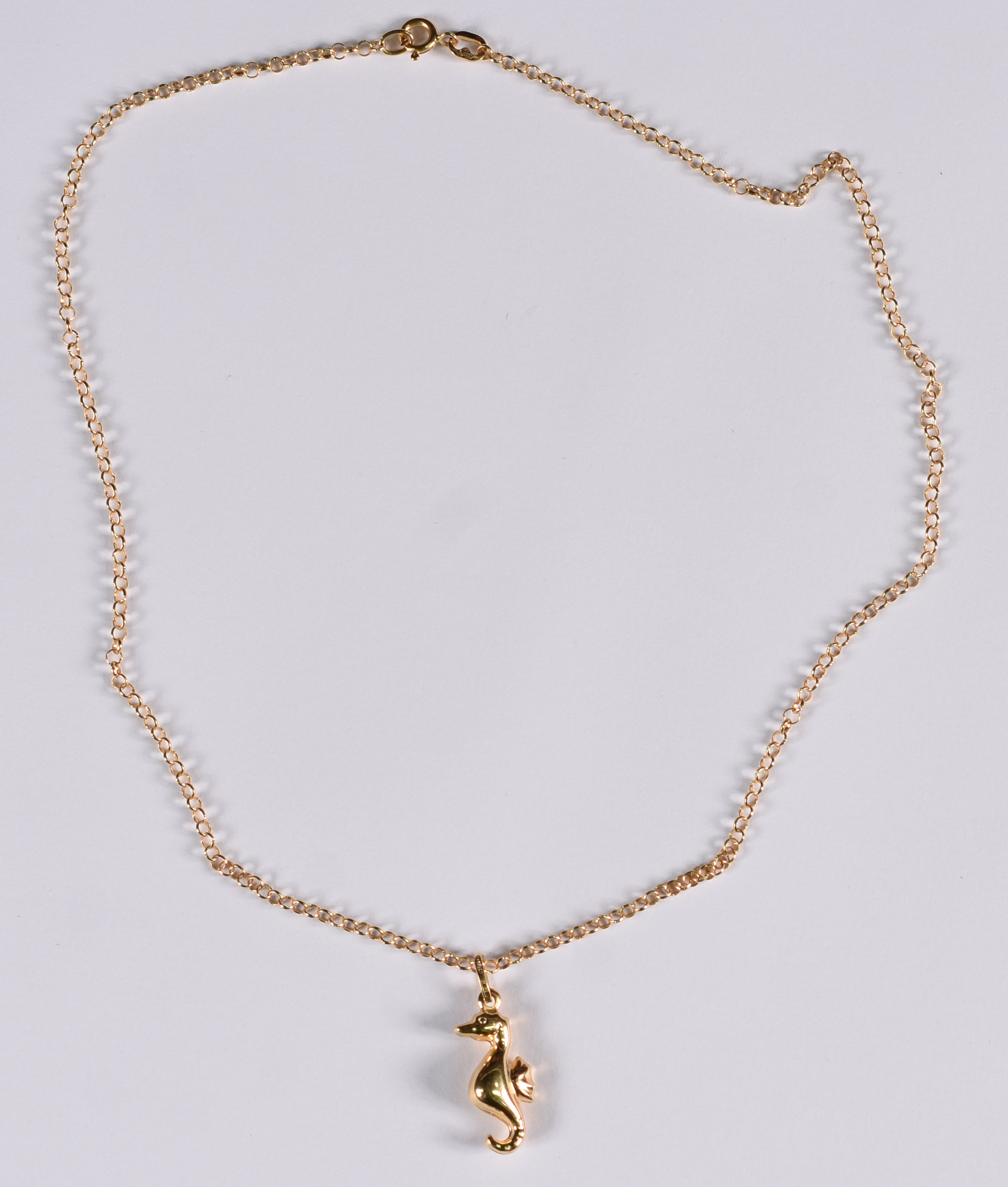 Cordão de ouro 18 k com pingente de cavalo marinho. (Por questão de... - foto 2 de 4