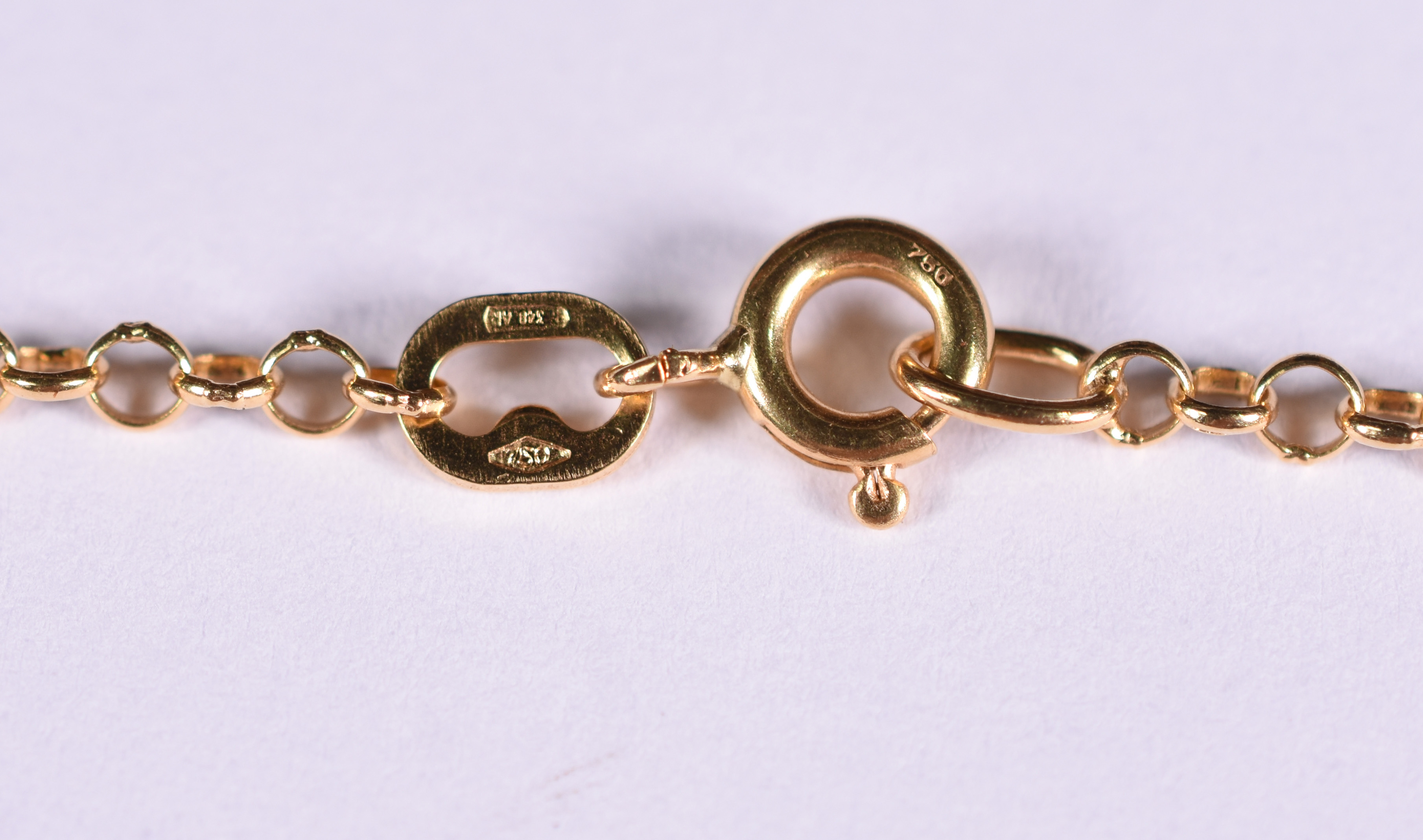 Cordão de ouro 18 k com pingente de cavalo marinho. (Por questão de... - foto 3 de 4