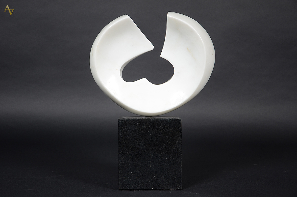 BRUNO GIORGI- Escultura de mármore branco representando Meteoro, base...