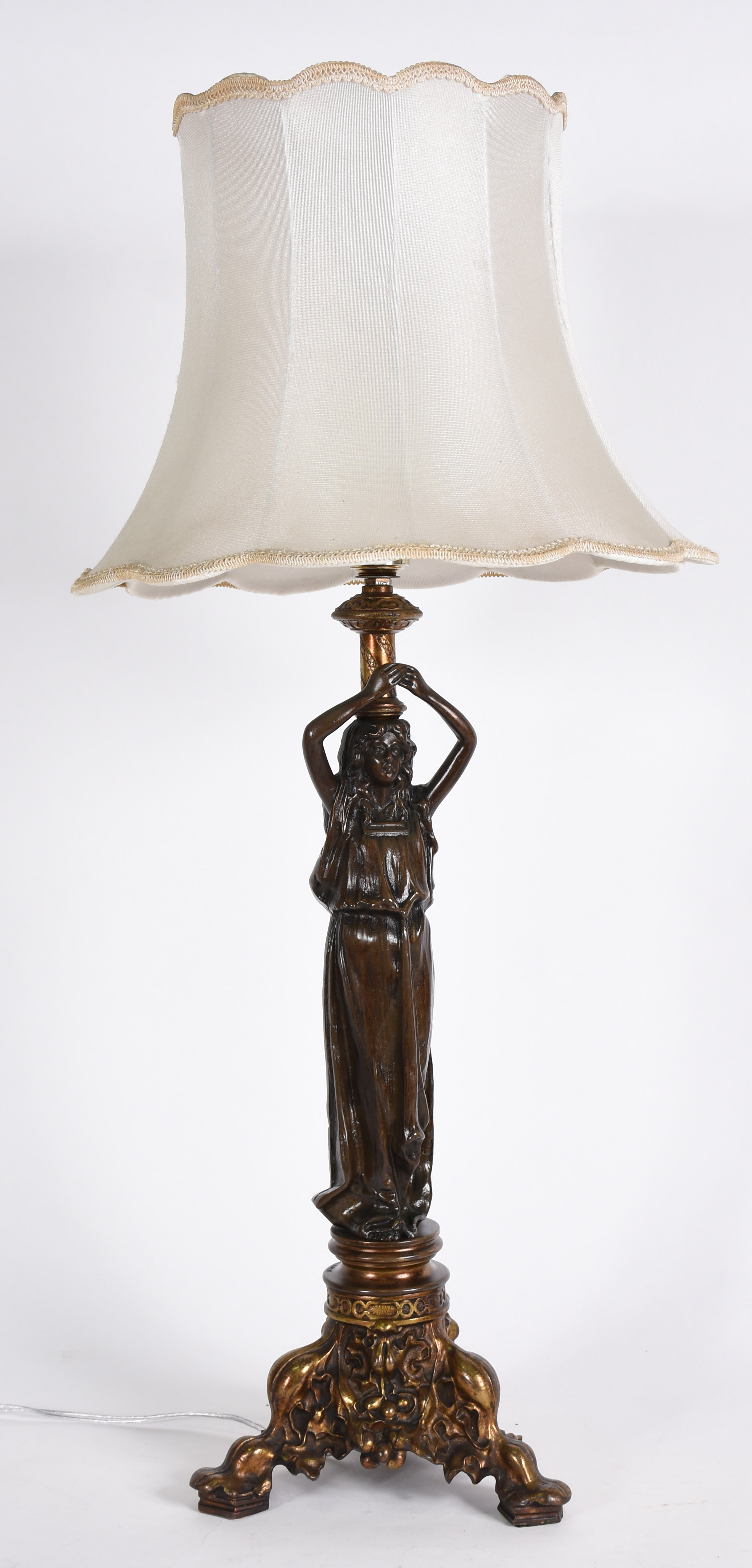 Abatjour de bronze assinado representando figura feminina com cúpula. - foto 1 de 5