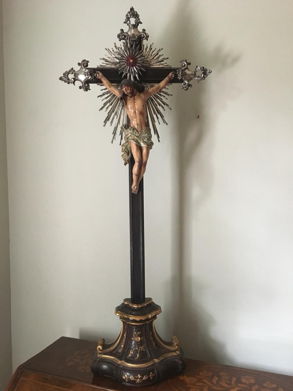 Belíssimo Crucifixo de madeira nobre do século XVIII, com figura de... - foto 3 de 8