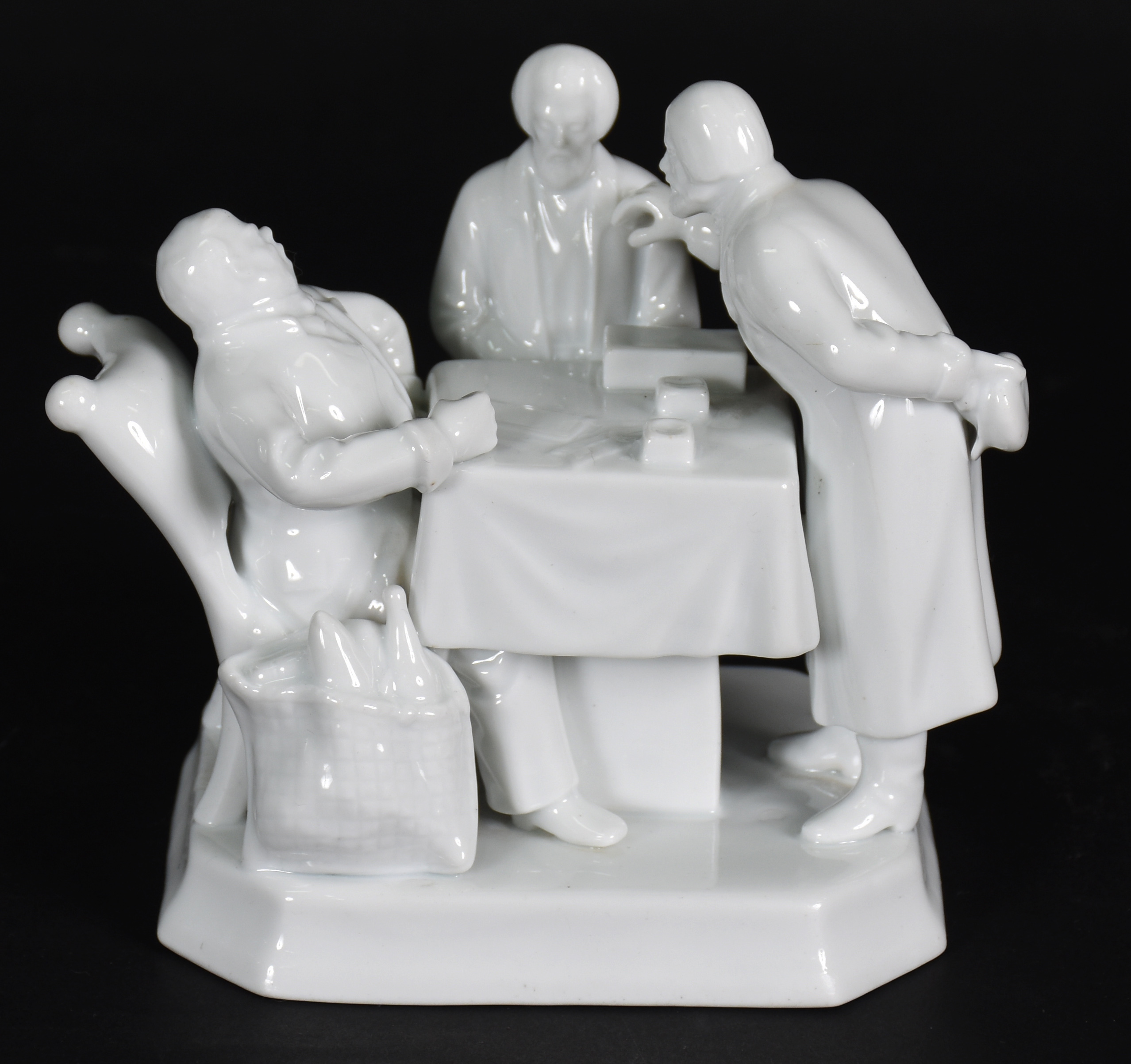 Grupo escultórico de porcelana europeia branca com 3 figuras... - foto 1 de 5