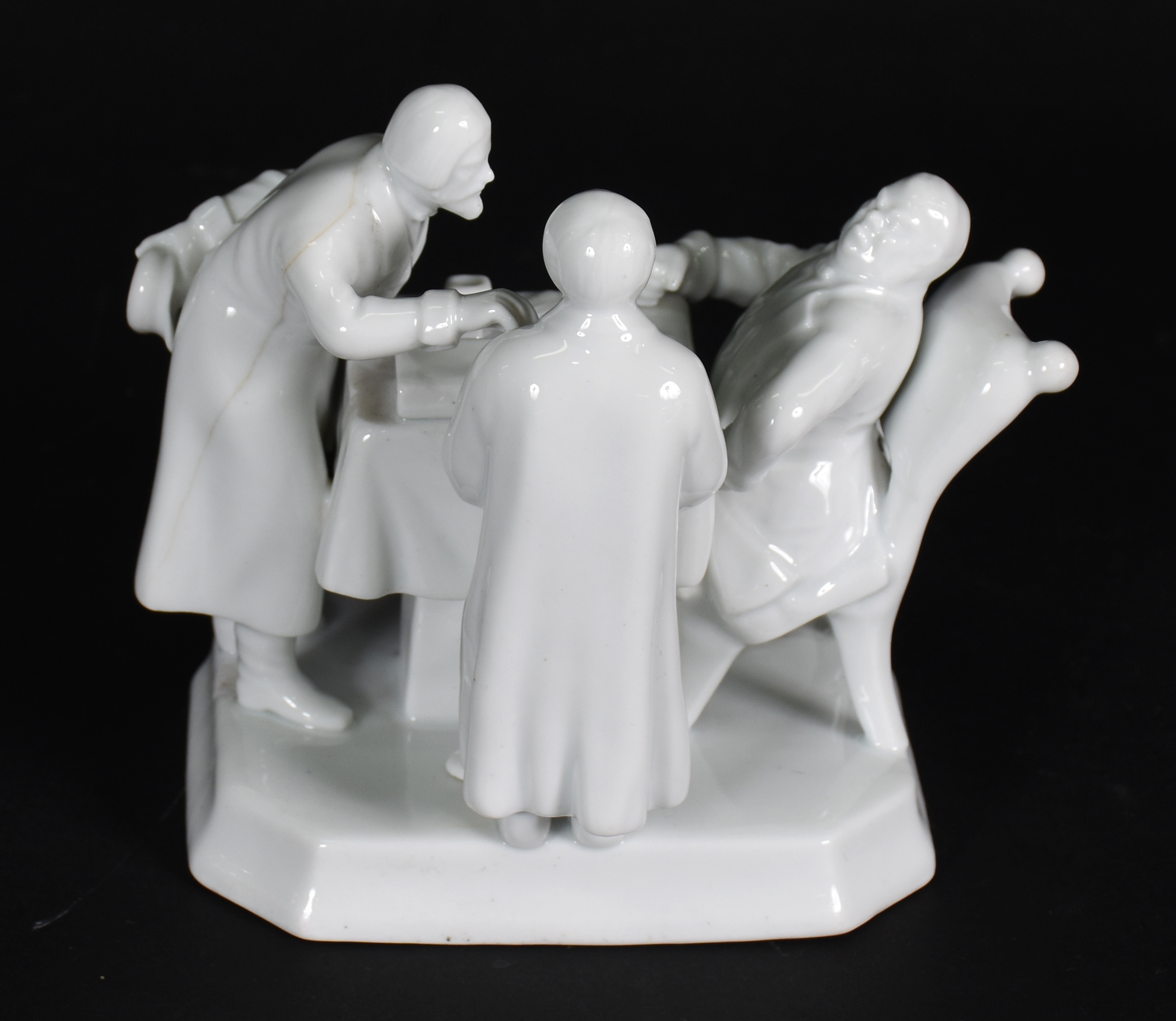 Grupo escultórico de porcelana europeia branca com 3 figuras... - foto 4 de 5