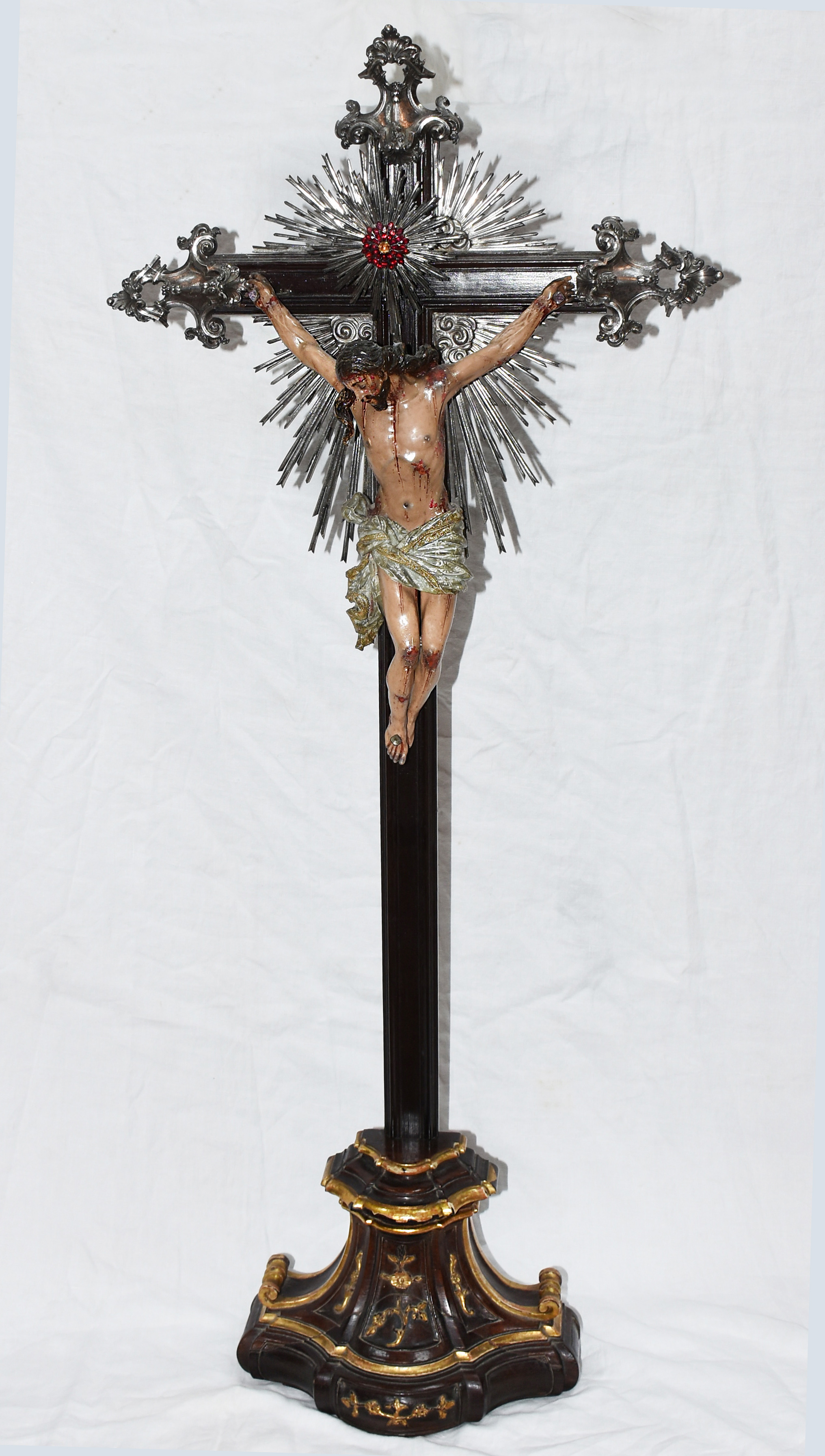 Belíssimo Crucifixo de madeira nobre do século XVIII, com figura de... - foto 1 de 8