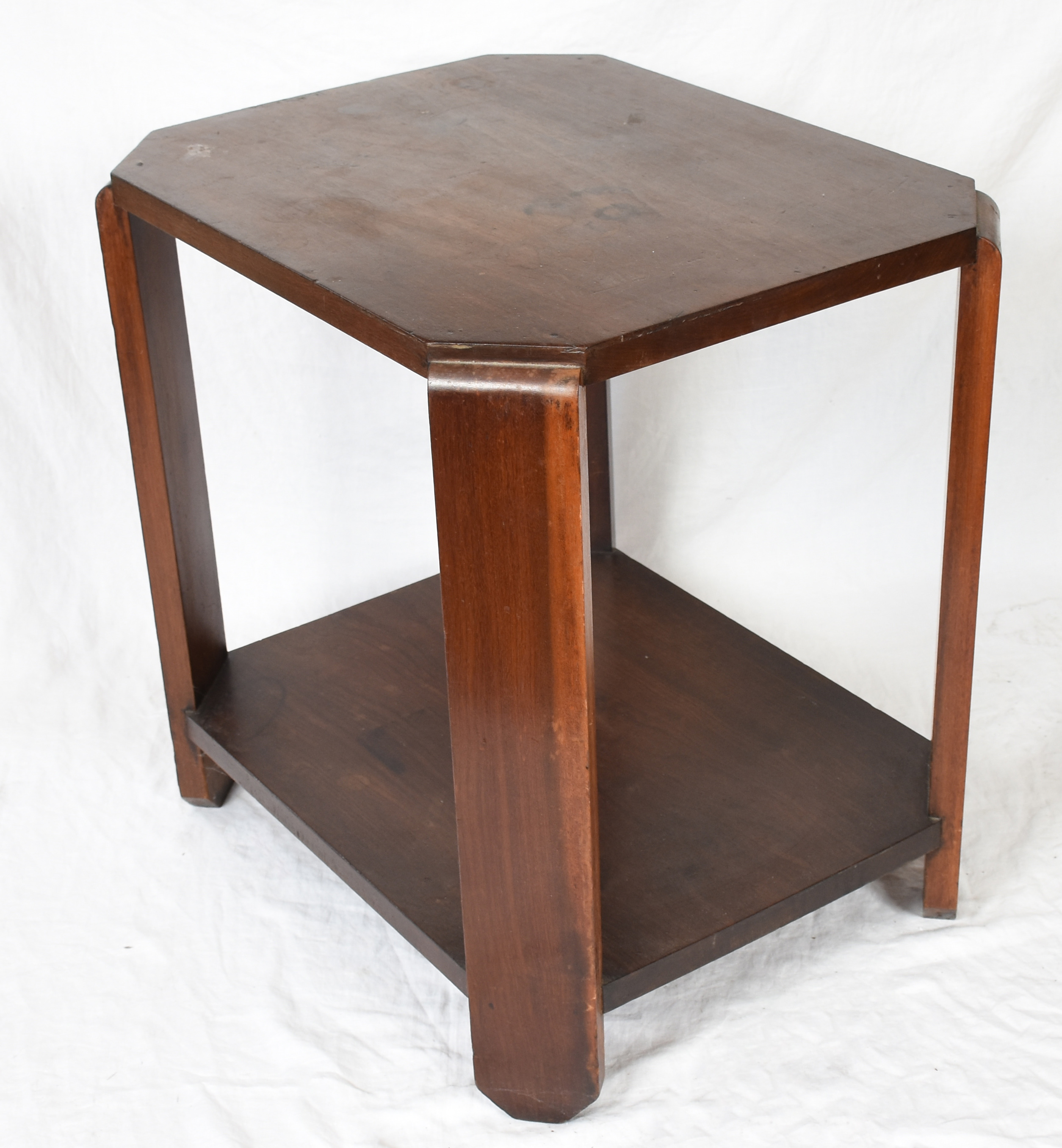 Mesa de madeira nobre, estilo Art Deco, cantos chanfrados e platô... - foto 1 de 4