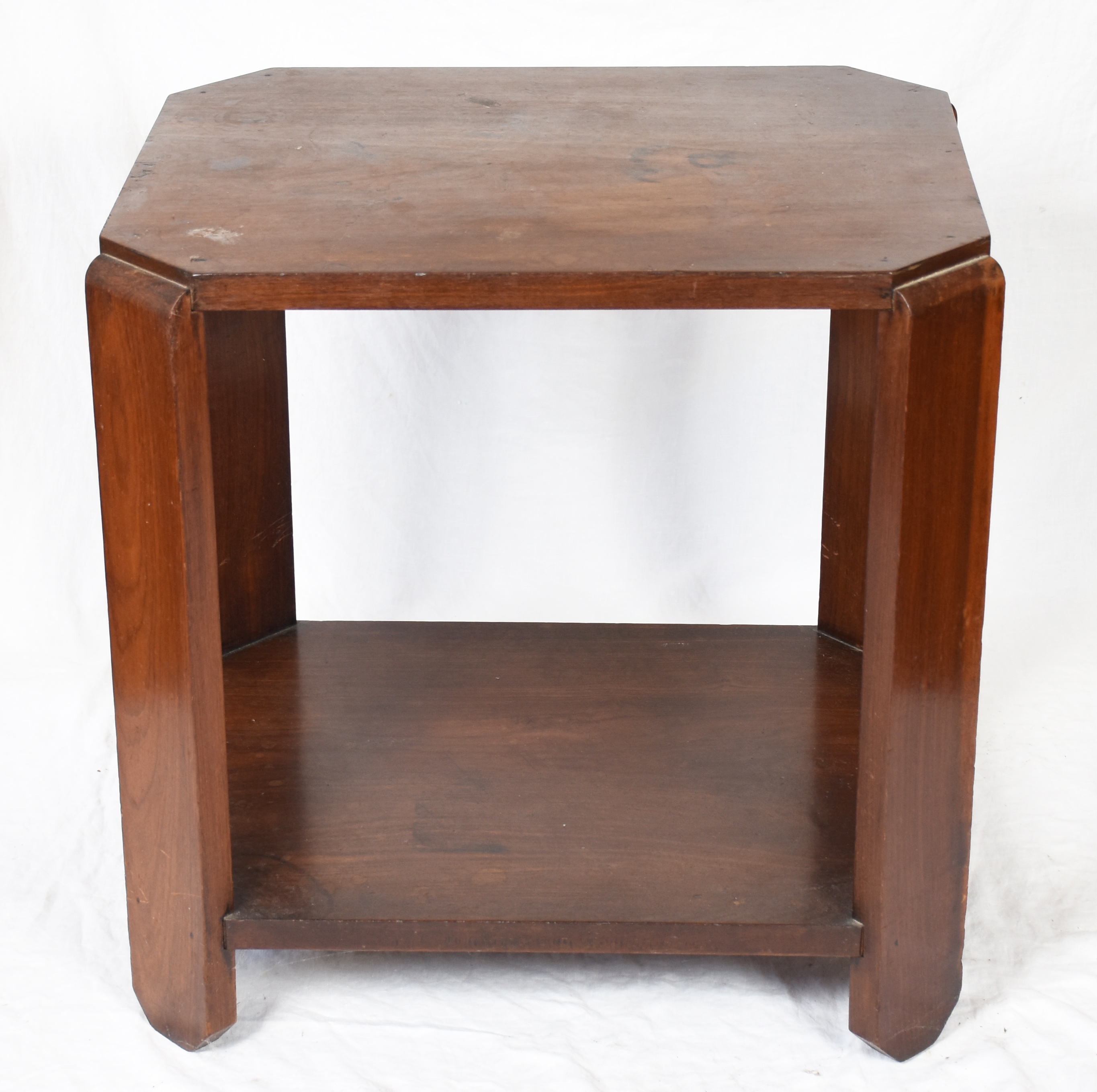 Mesa de madeira nobre, estilo Art Deco, cantos chanfrados e platô... - foto 2 de 4