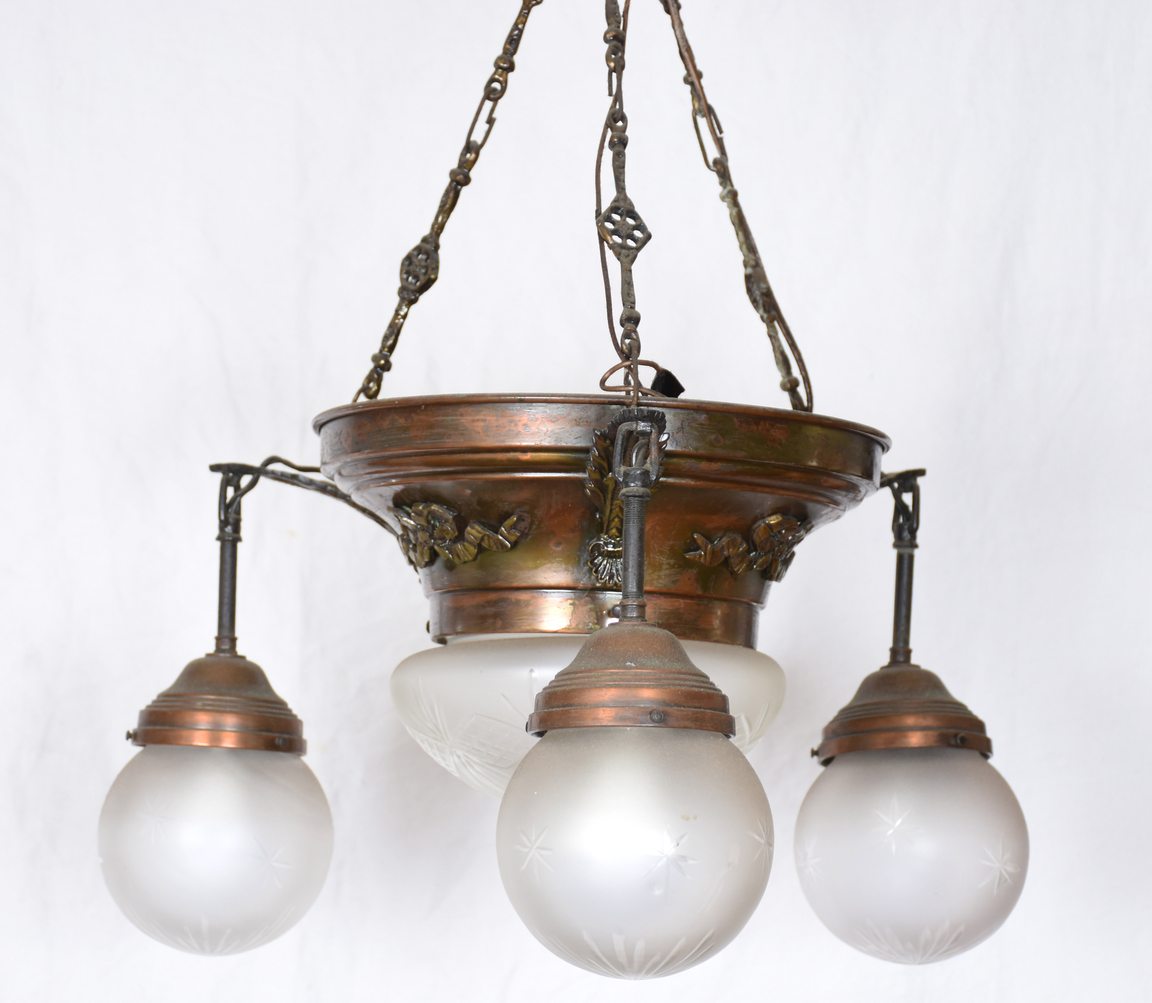 Lustre de metal com quatro globos e um plafonier central de vidro... - foto 1 de 3