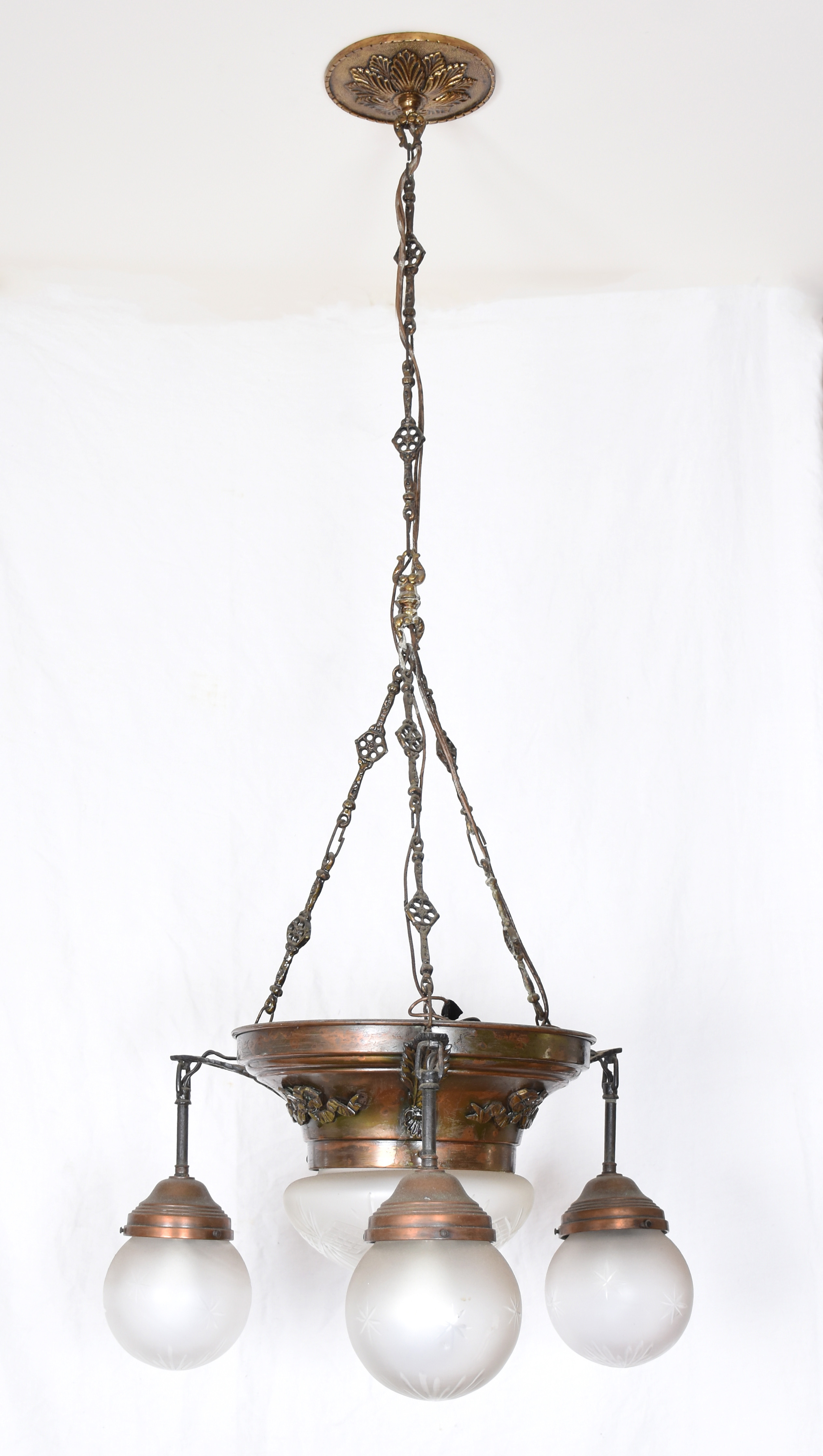 Lustre de metal com quatro globos e um plafonier central de vidro... - foto 2 de 3