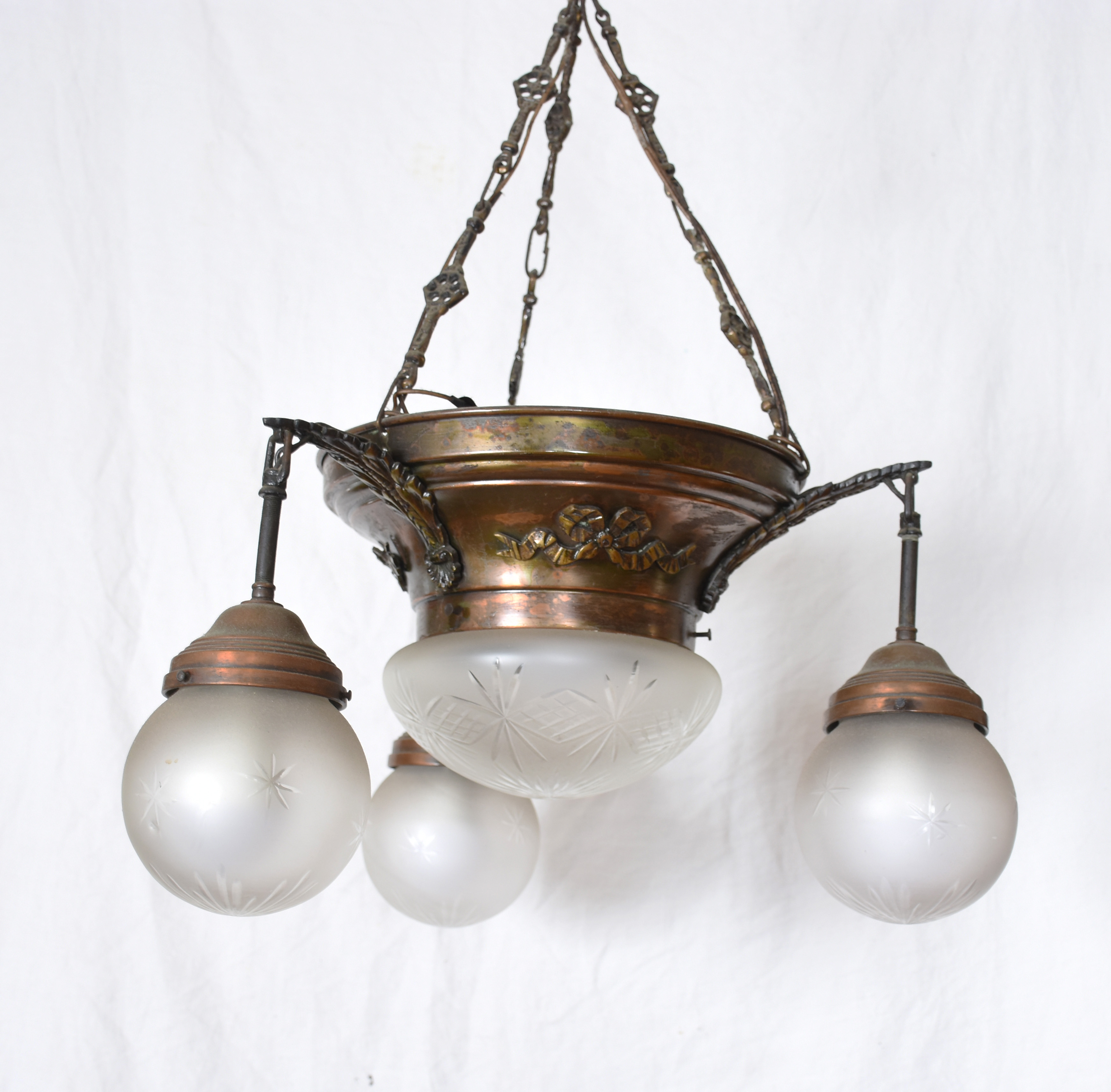 Lustre de metal com quatro globos e um plafonier central de vidro... - foto 3 de 3