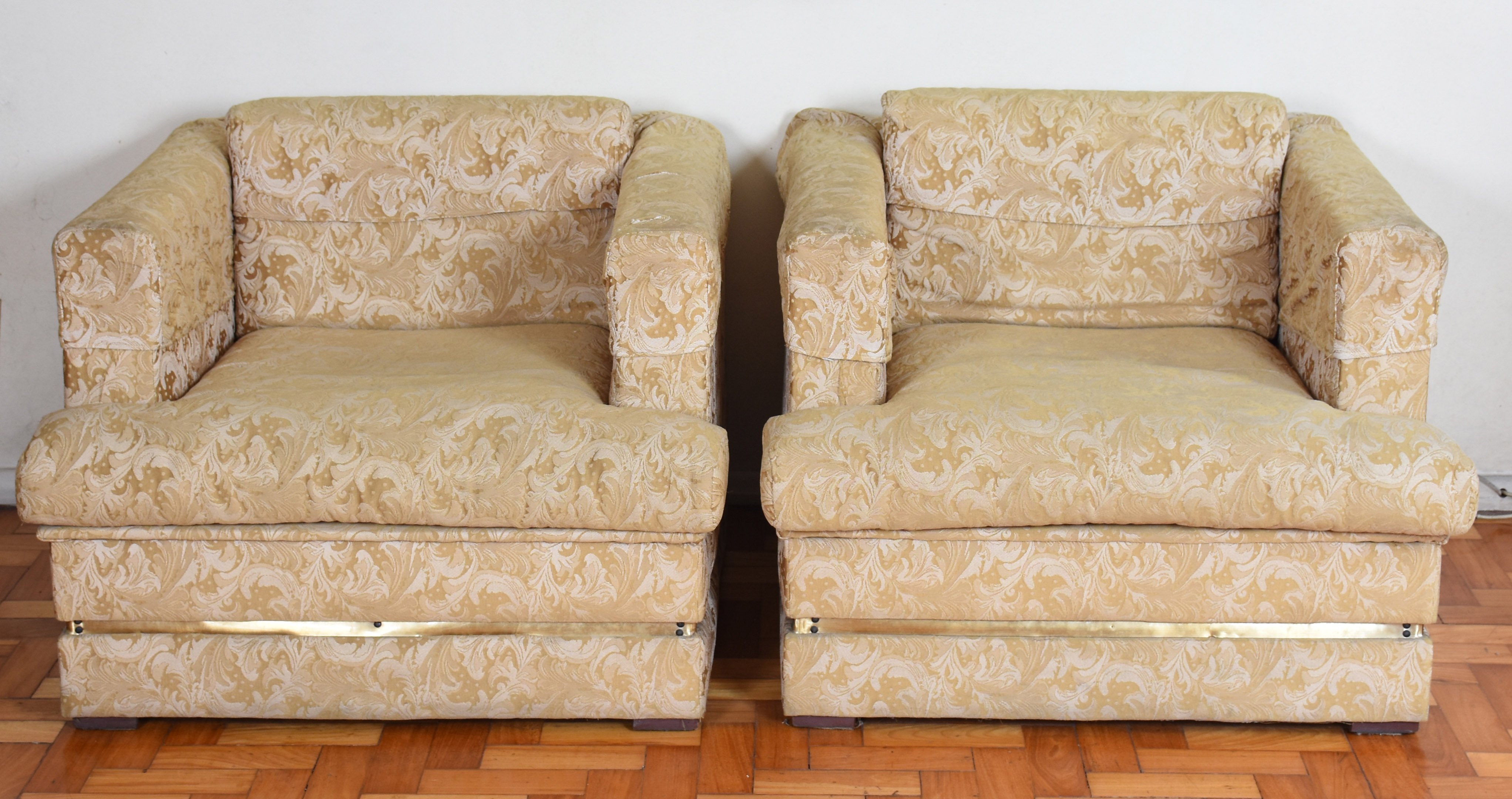 Par de poltronas estofadas e forradas com tecido adamascado bege... - foto 1 de 2