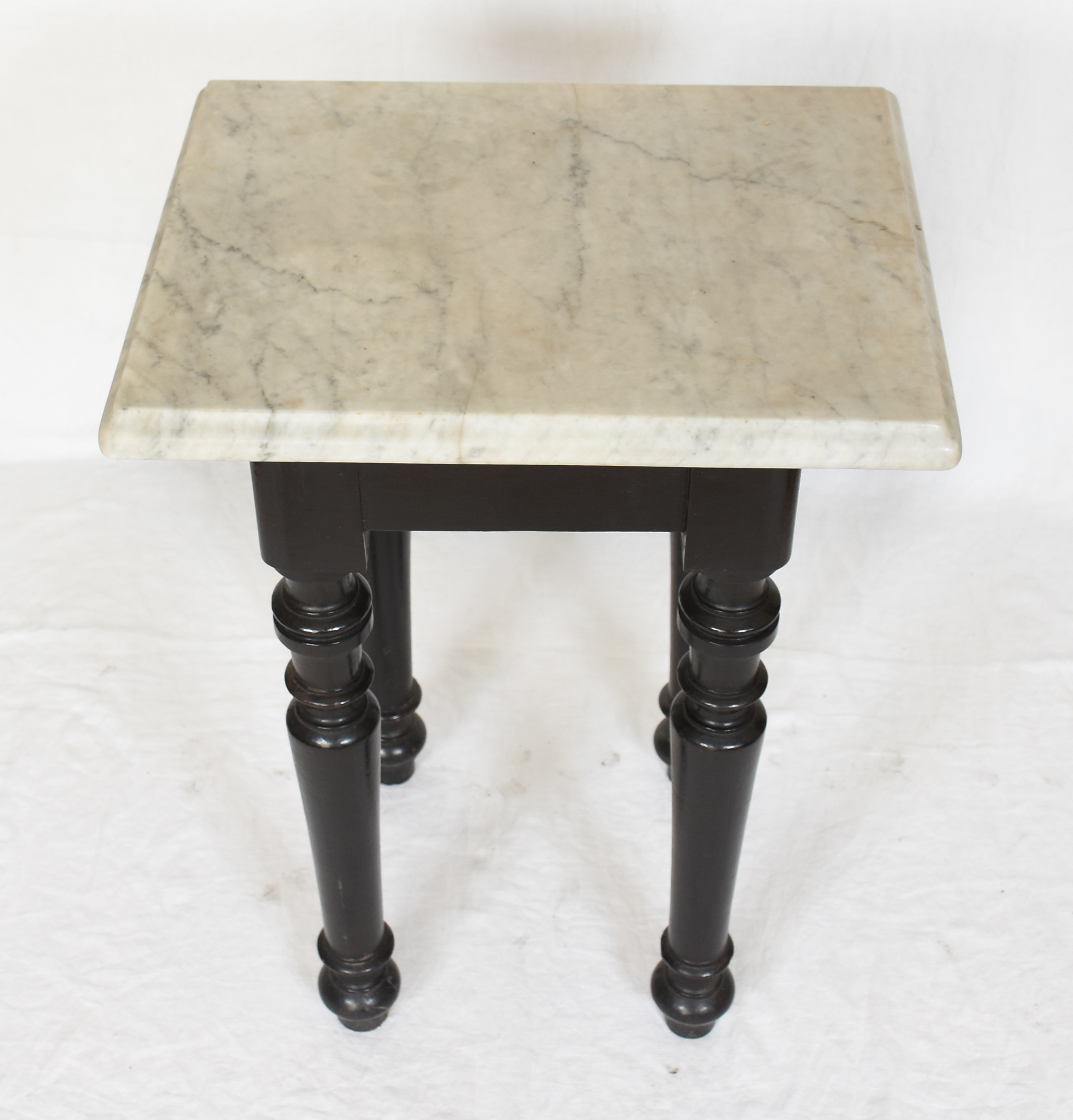 Mesa/coluna de madeira nobre com tampo de mármore. - foto 1 de 2