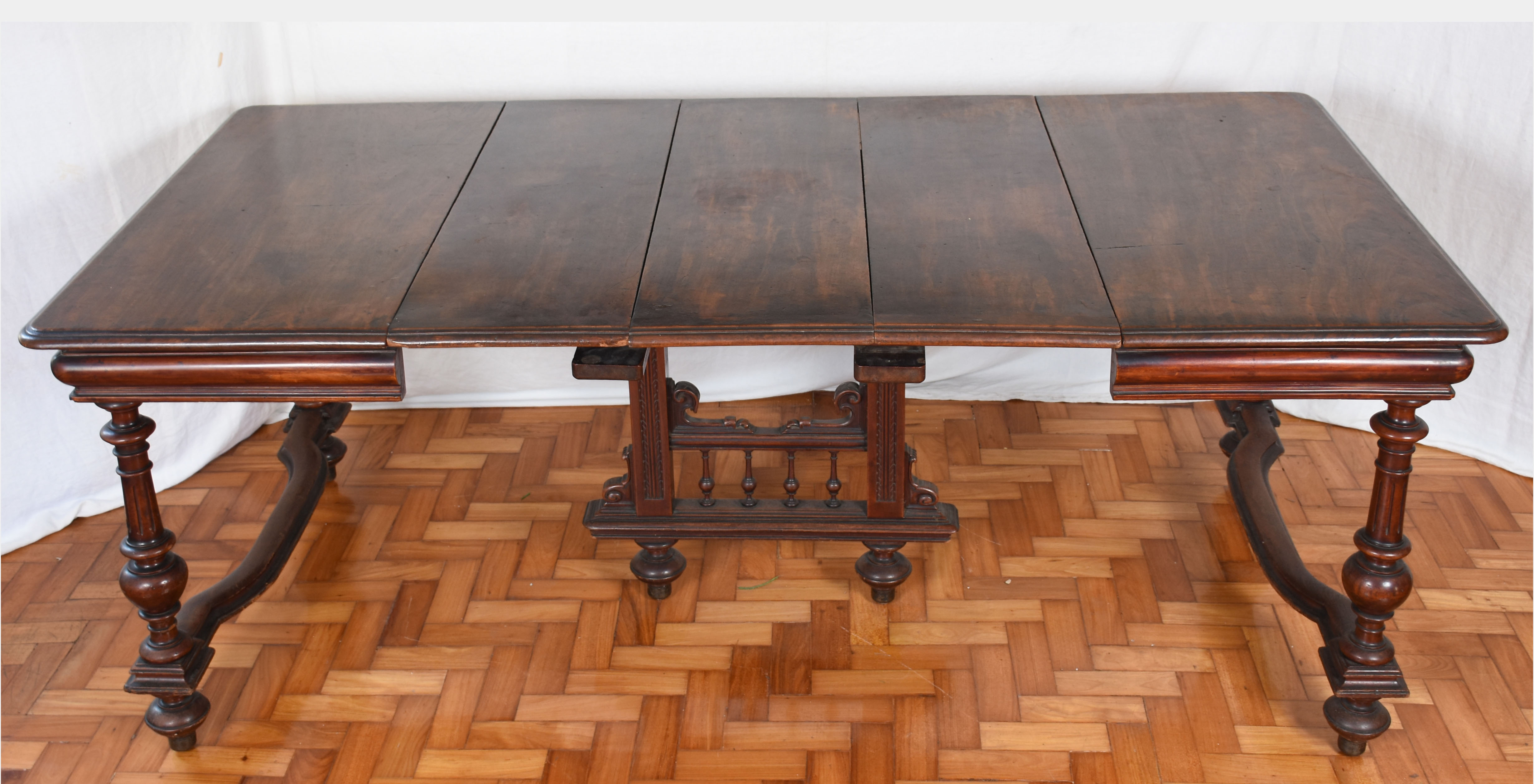 Mesa de jantar de madeira nobre, pernas torneadas ligadas por traves... - foto 2 de 4