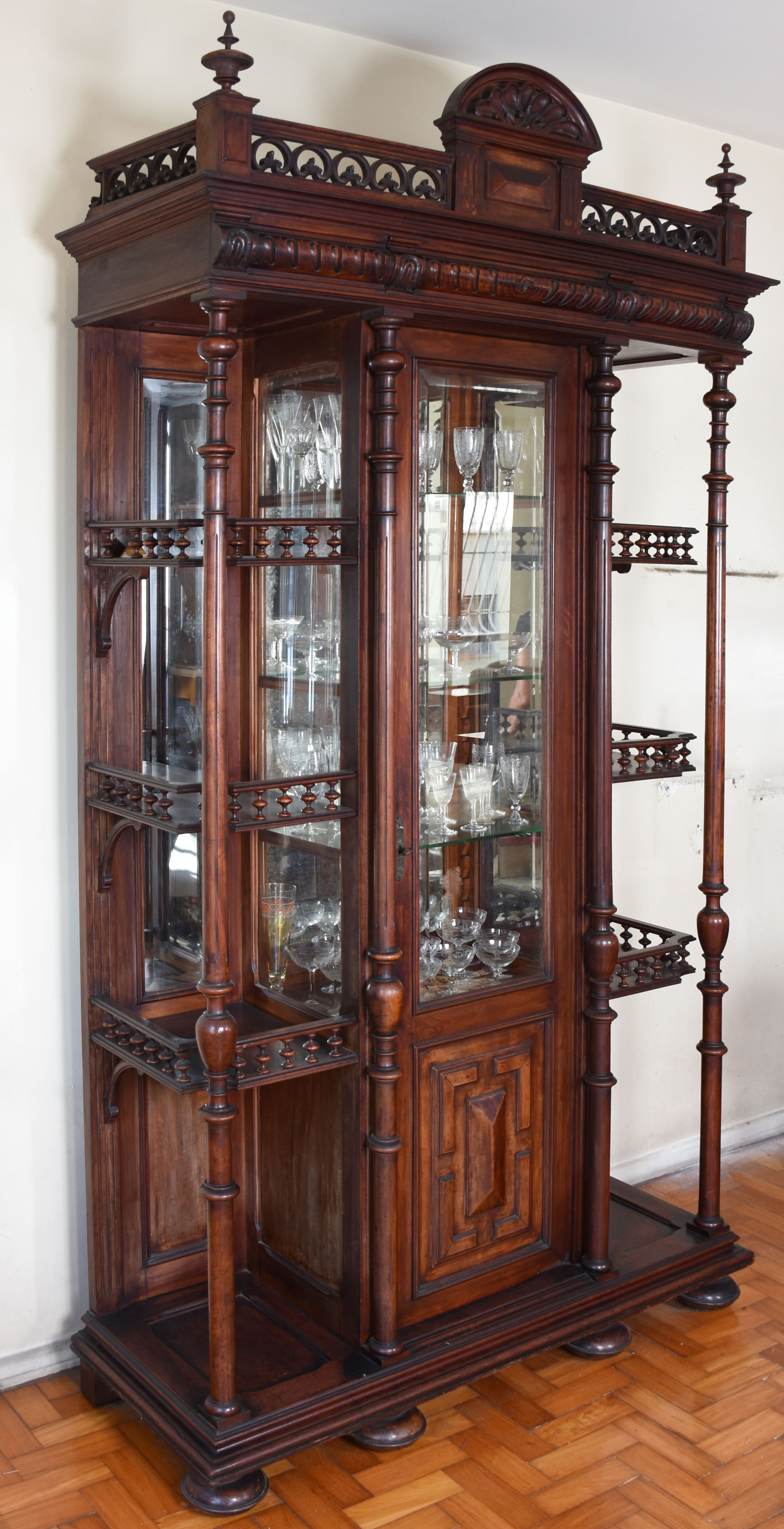 Móvel cristaleira de madeira nobre, porta e laterais de cristal... - foto 1 de 5