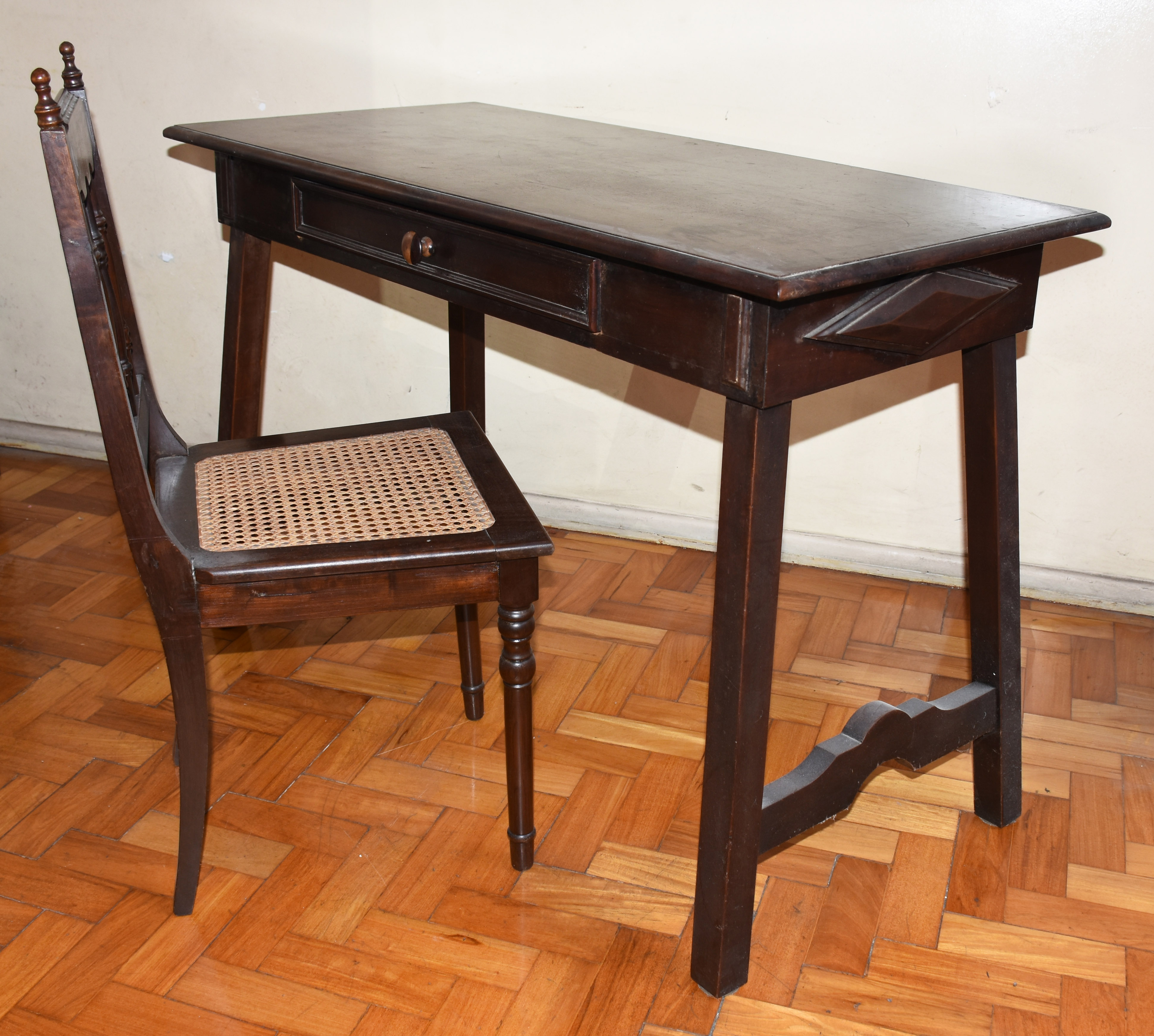 Mesa de escritório de madeira nobre com uma gaveta, acompanha cadeira... - foto 2 de 3