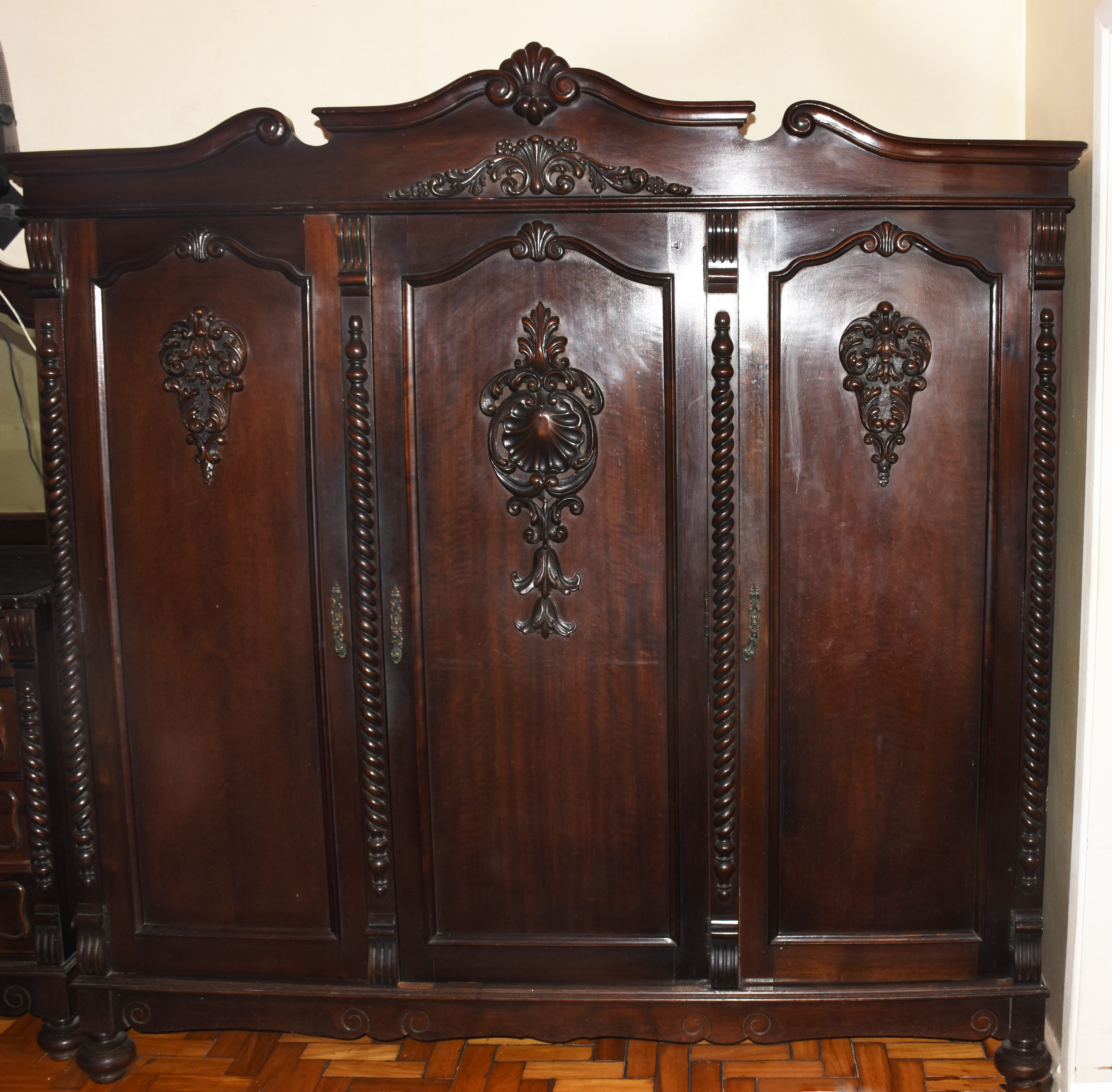 Armário de madeira nobre com 3 portas, detalhes entalhados e... - foto 2 de 5