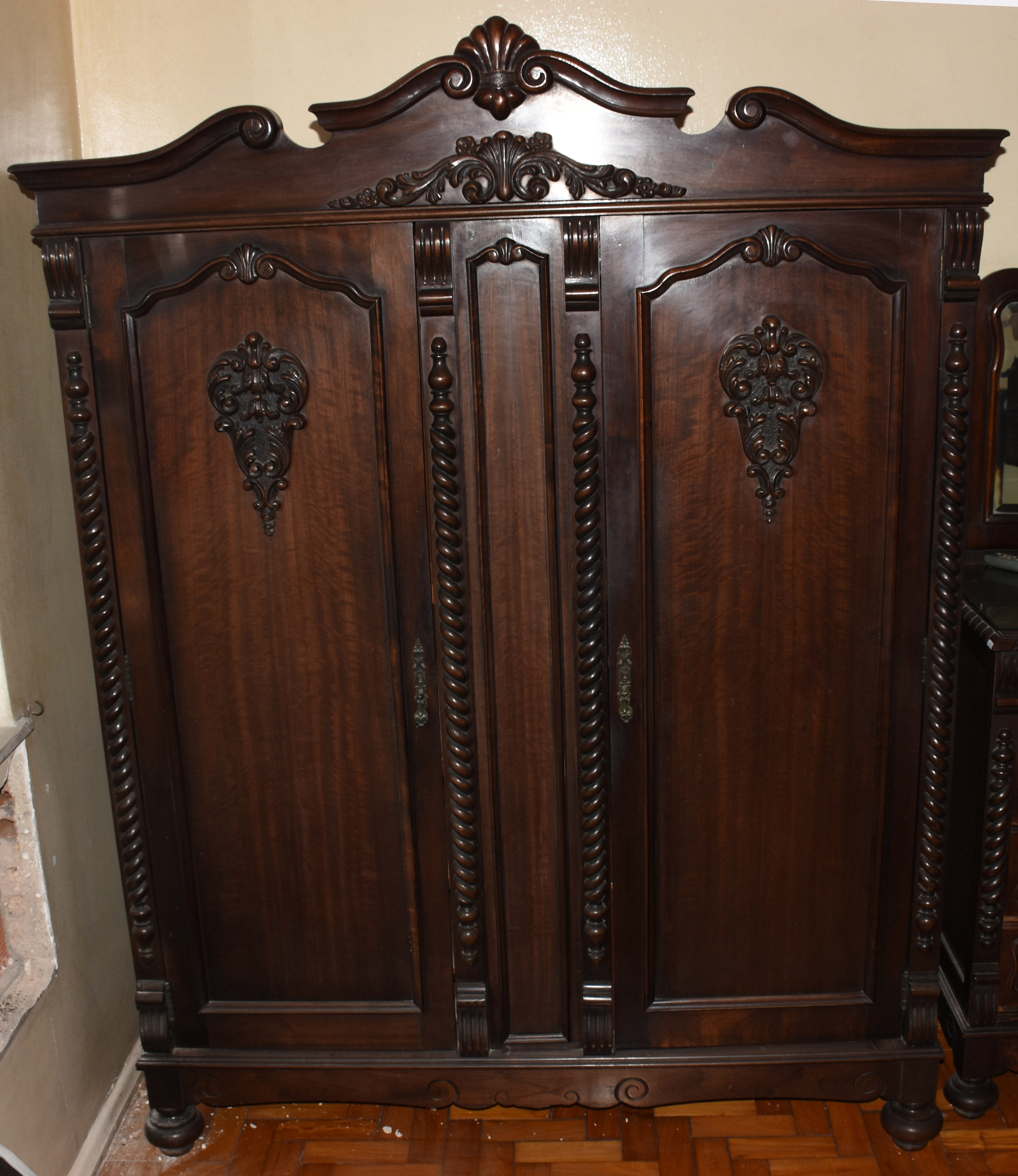 Armário de madeira nobre com 2 portas com entalhes e torneados... - foto 1 de 4