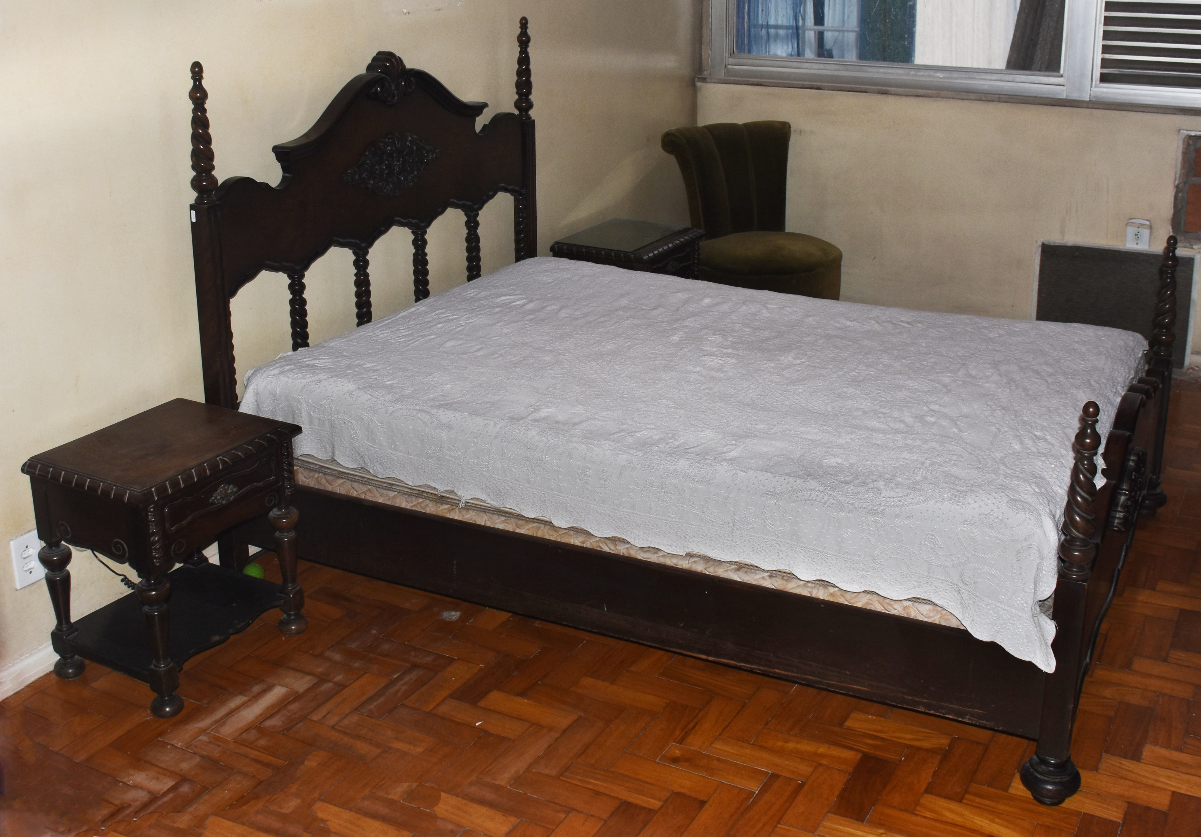Conjunto de cama de casal e par de mesinhas de cabeceira de madeira... - foto 1 de 2