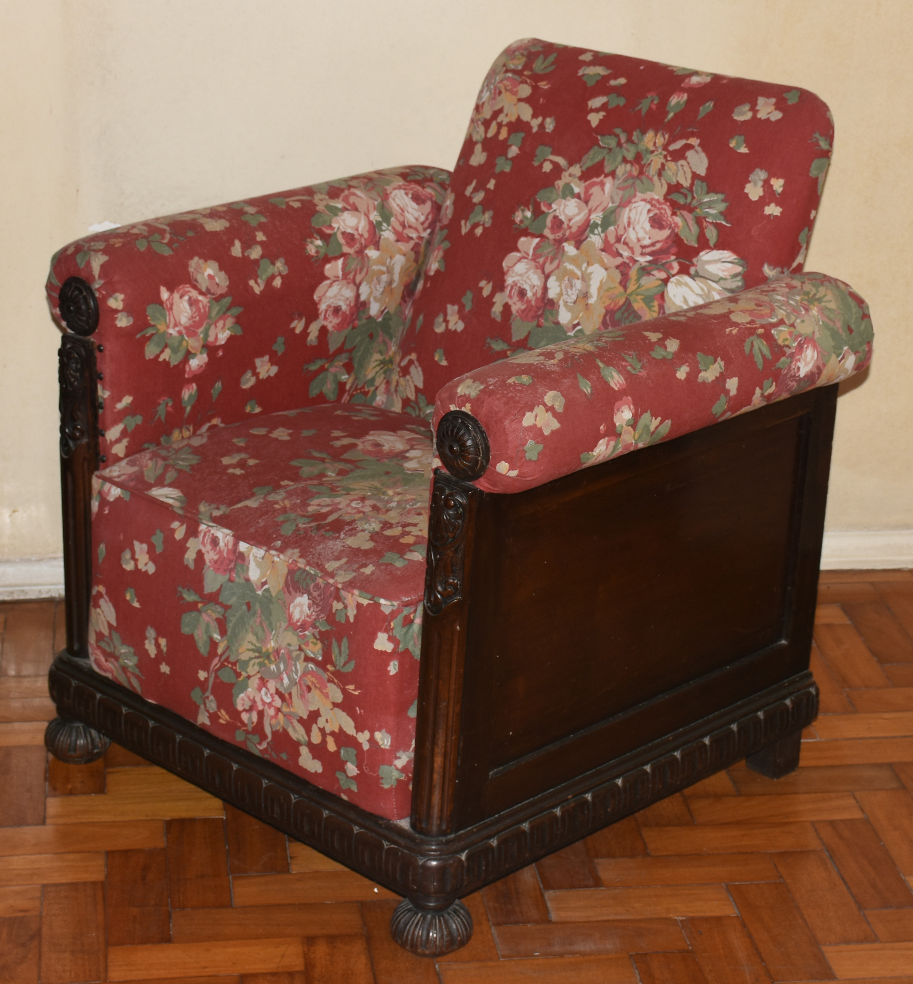 Poltrona de madeira nobre com estofamento floral. (Retirada em... - foto 1 de 4