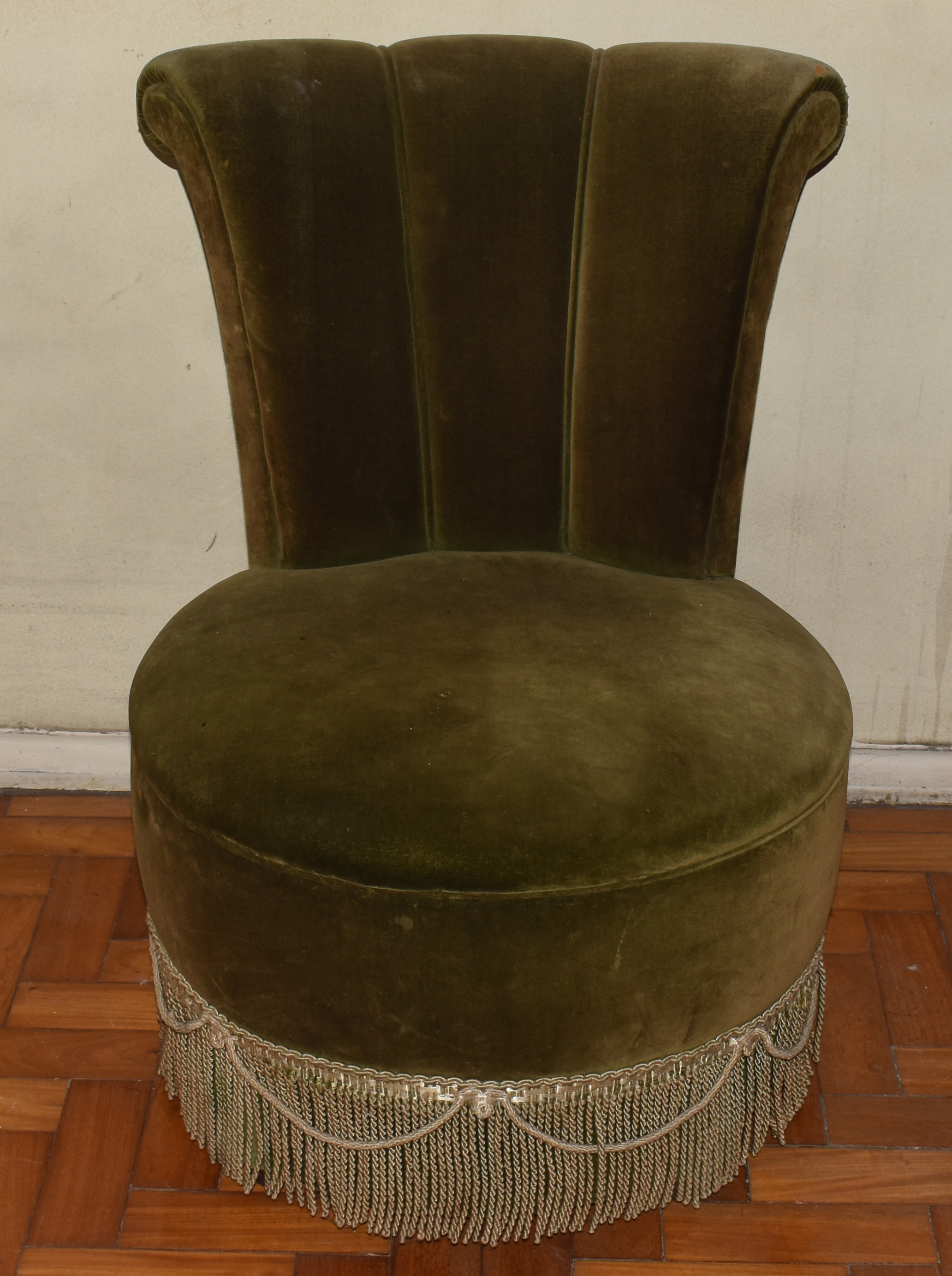Poltrona "boneca" estofada e forrada com tecido na cor verde. (com... - foto 1 de 5