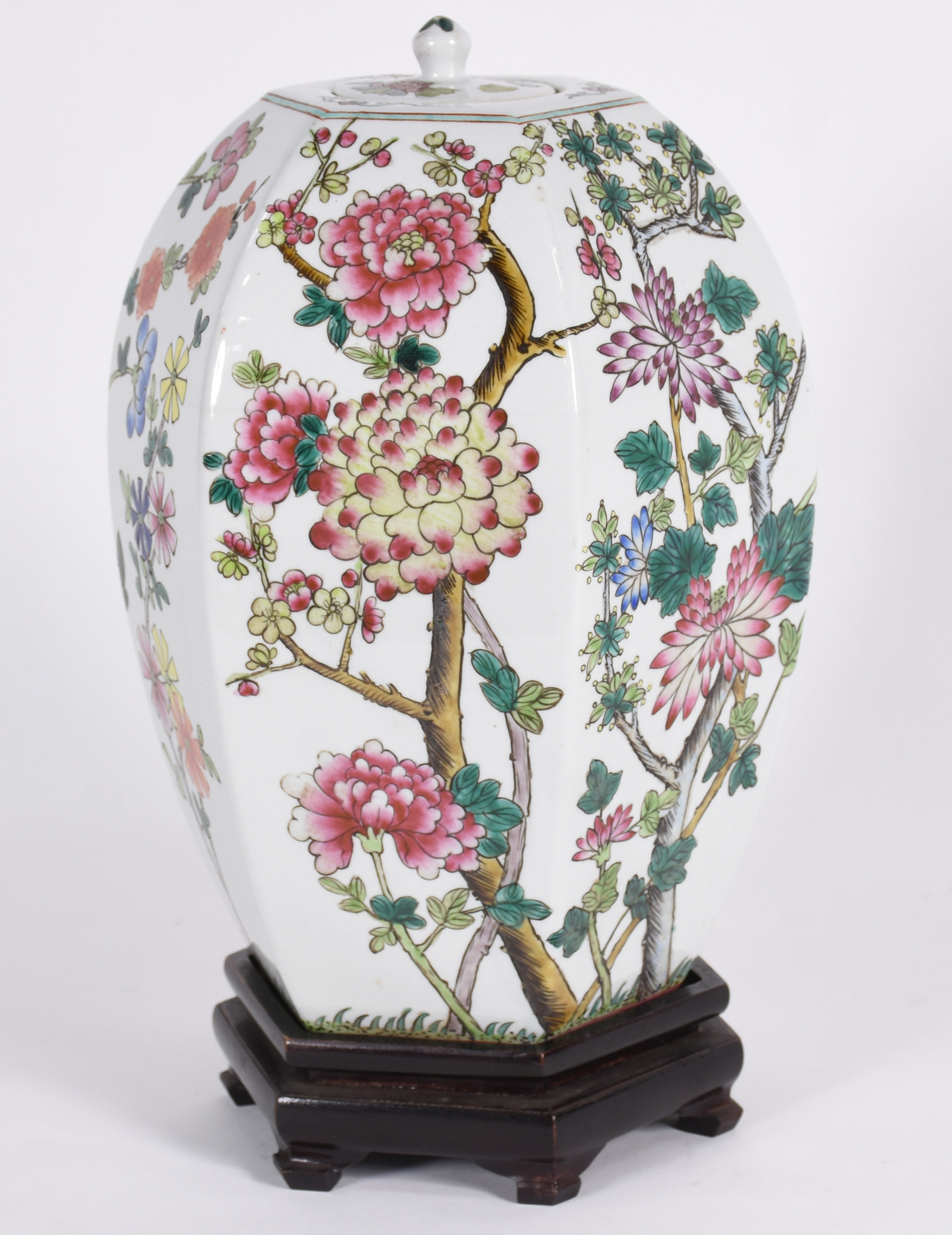 Potiche de porcelana oriental decoração floral policromia com base de... - foto 1 de 4