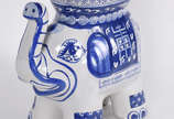 Grande elefante de porcelana azul e branca. - Grande elefante de porcelana azul e branca.