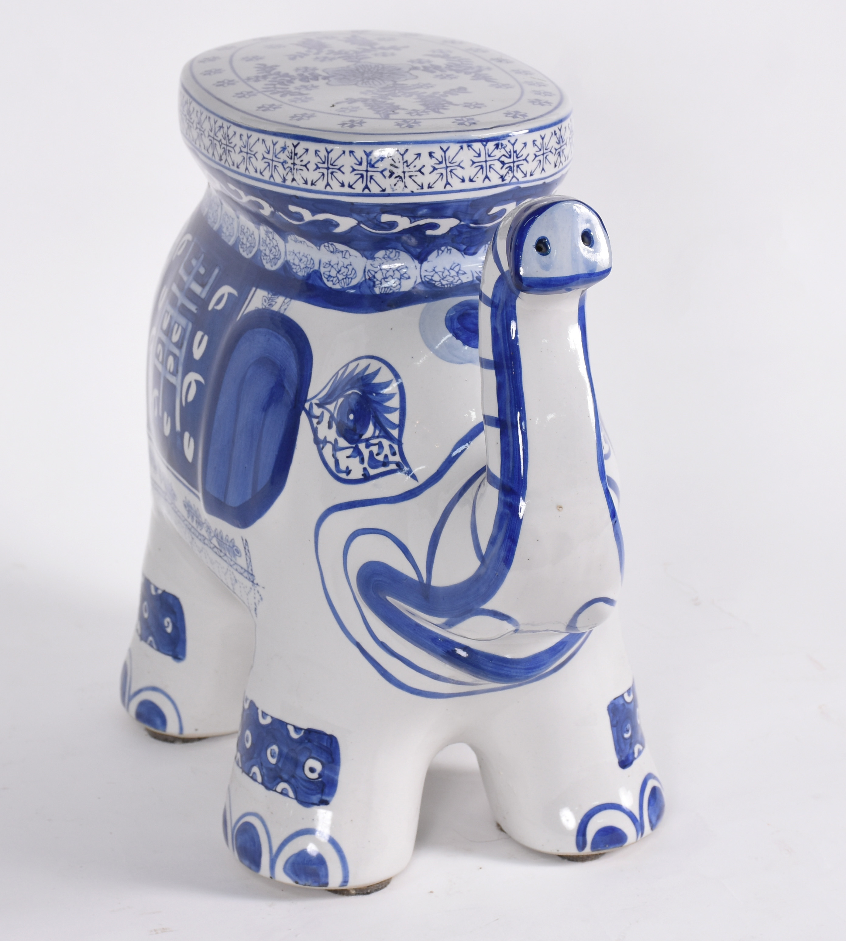 Grande elefante de porcelana azul e branca. - foto 2 de 5