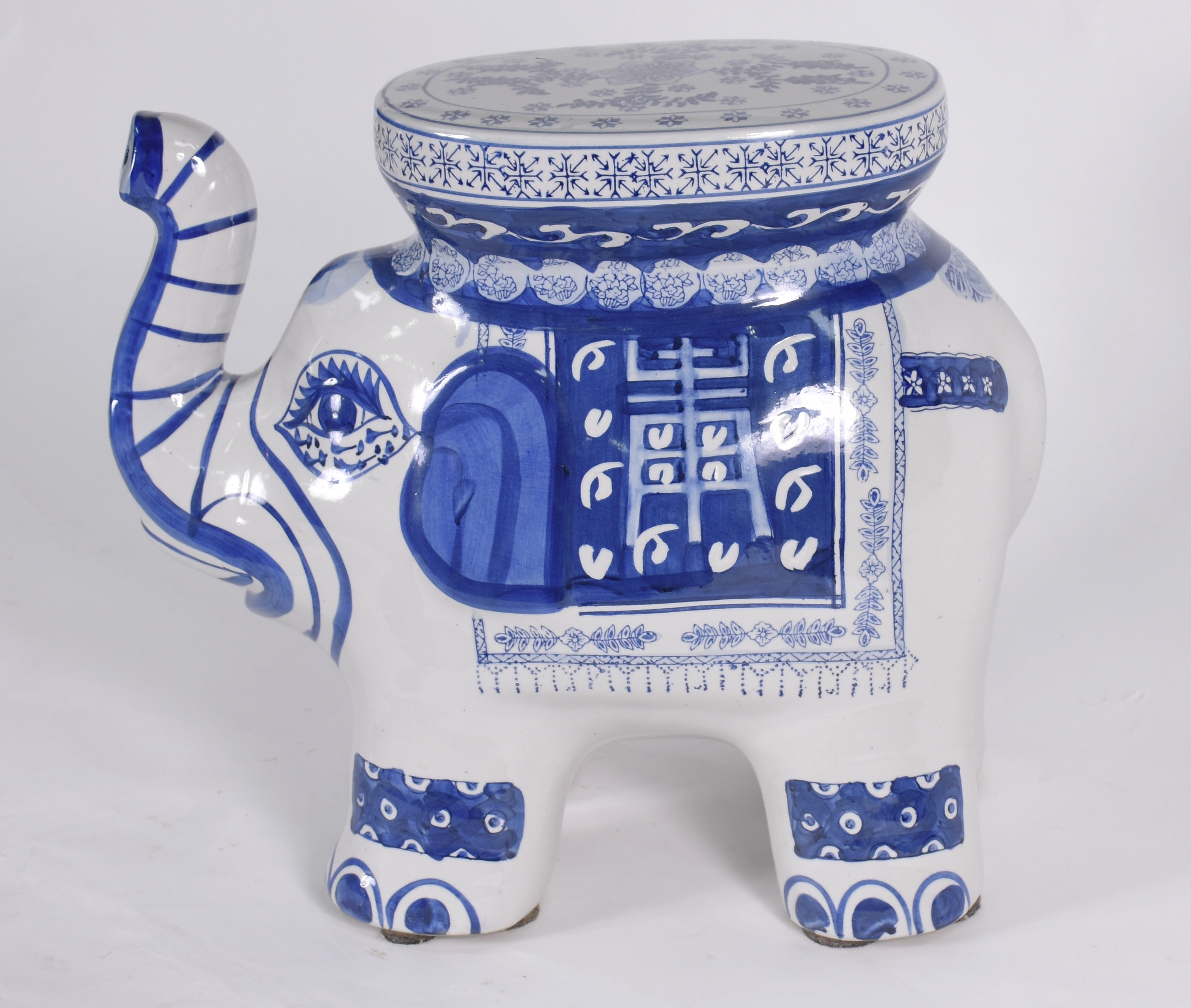 Grande elefante de porcelana azul e branca. - foto 3 de 5