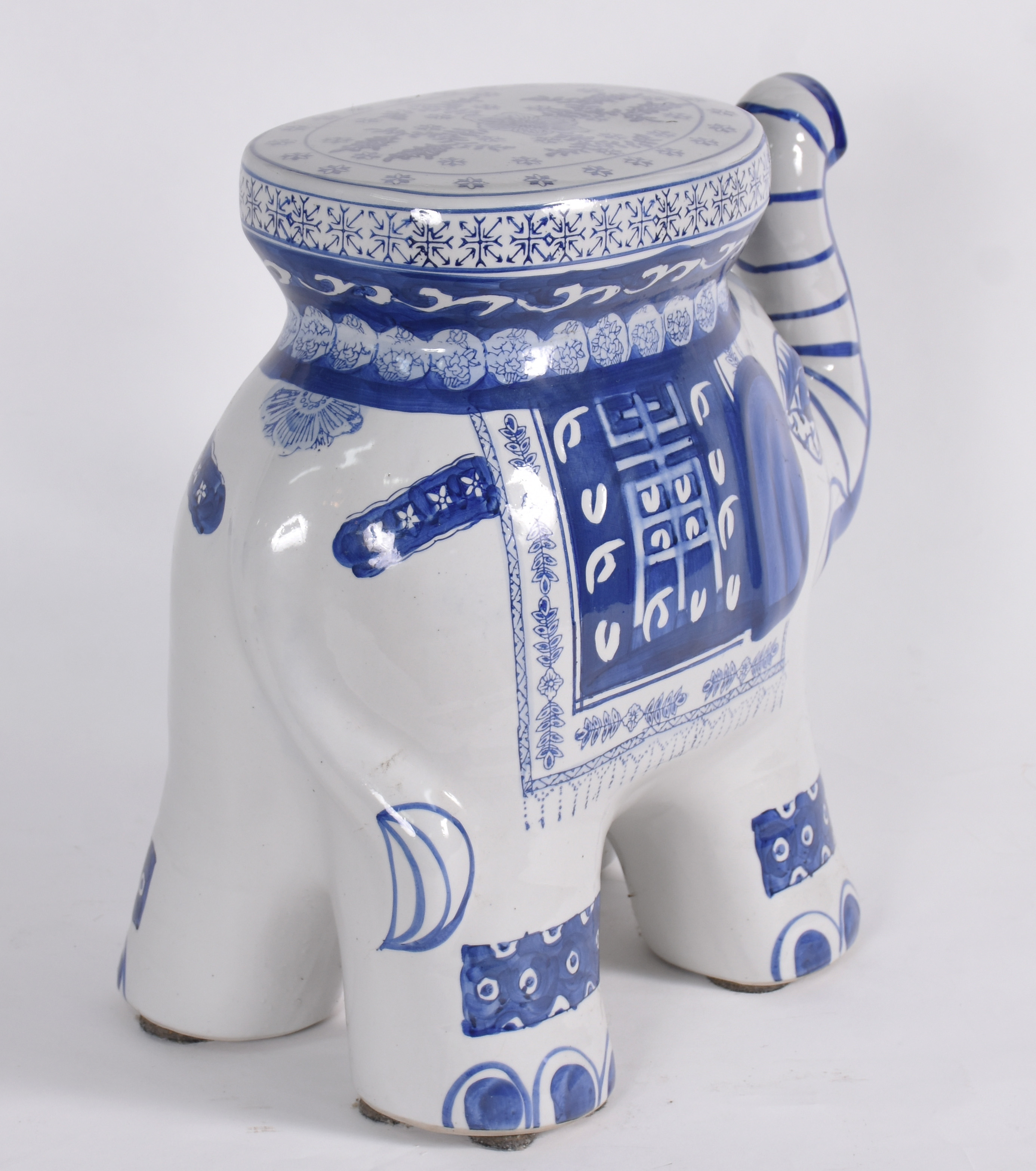 Grande elefante de porcelana azul e branca. - foto 4 de 5