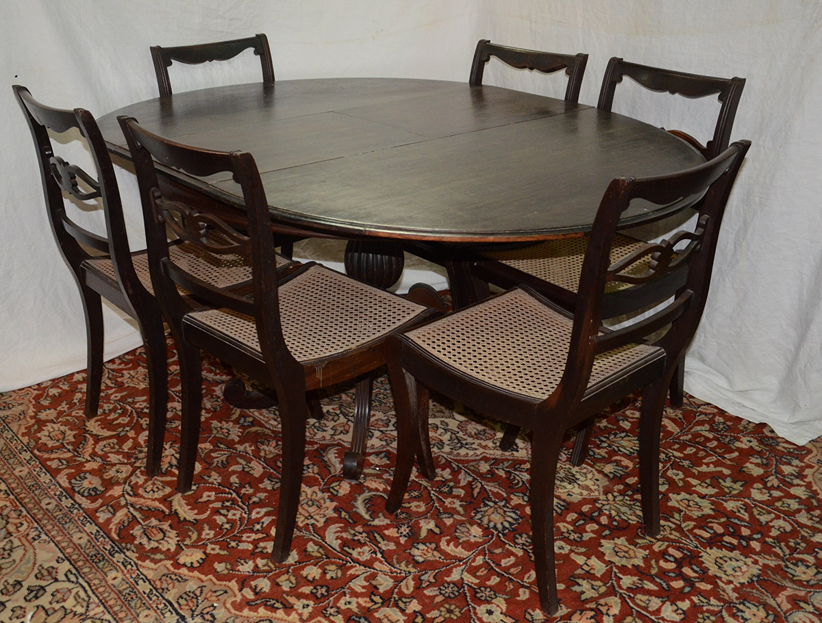 Mesa de jantar de madeira nobre, feitio redondo, com 6 cadeiras com...