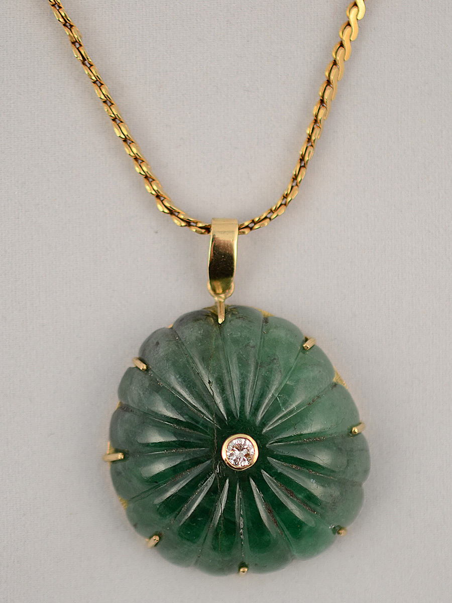 Pendente e seu cordão com rara esmeralda de 100,00 ct, esculpida, ao... - foto 1 de 2