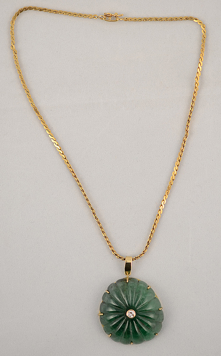 Pendente e seu cordão com rara esmeralda de 100,00 ct, esculpida, ao... - foto 2 de 2