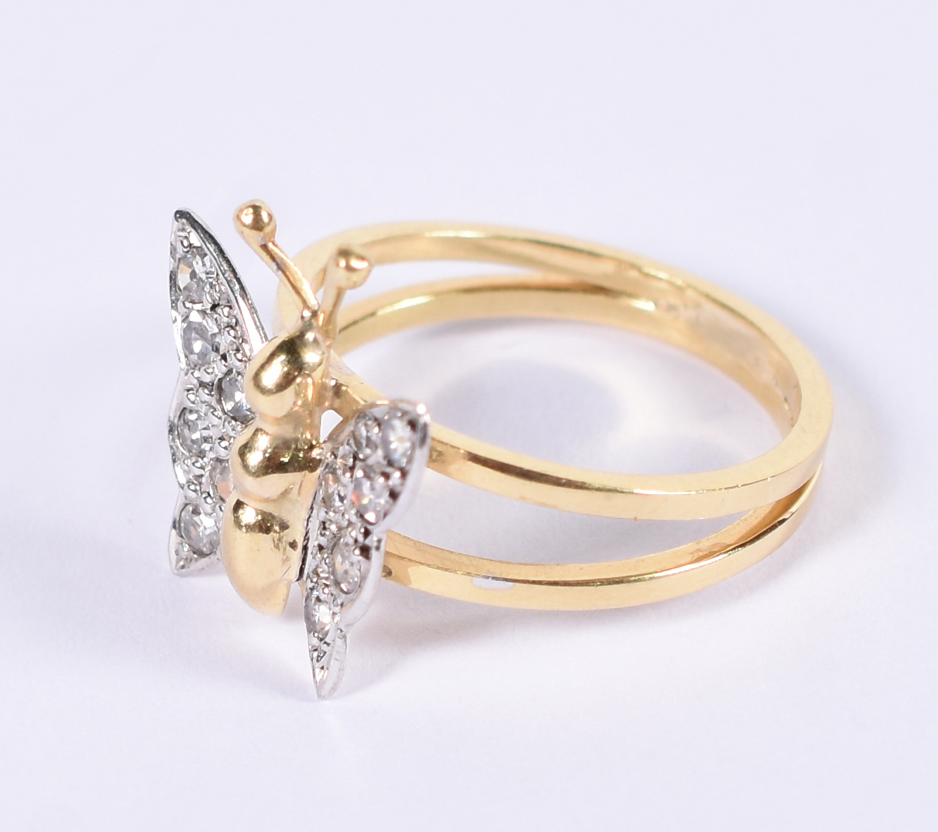 Anel feitio mariposa de ouro 18 k e 12 brilhantes. Aro 16. - foto 2 de 3