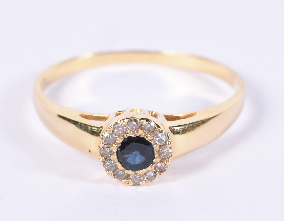 Anel de ouro amarelo com 12 brilhantes e safira azul. Aro 19. - foto 1 de 4